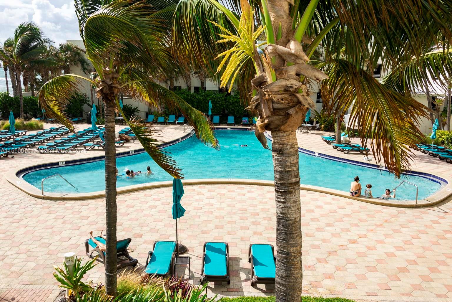 Heated pool with direct access to the ocean beach