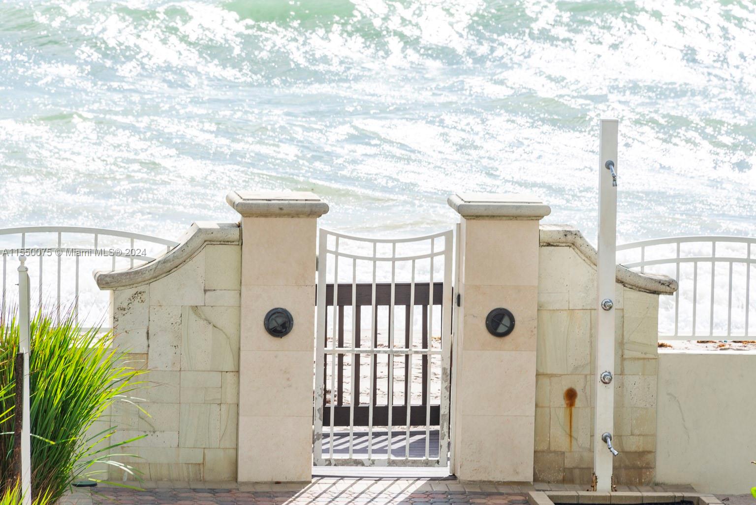 Access to the ocean beach