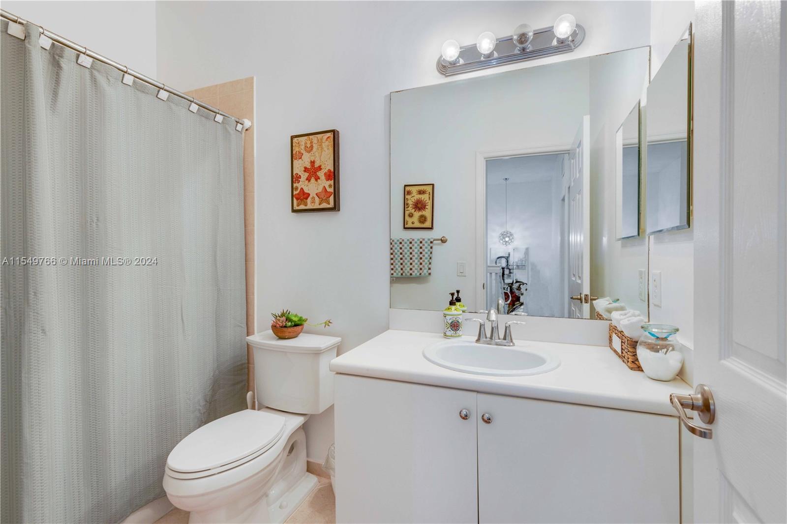 Aux Bath. 2 Floor