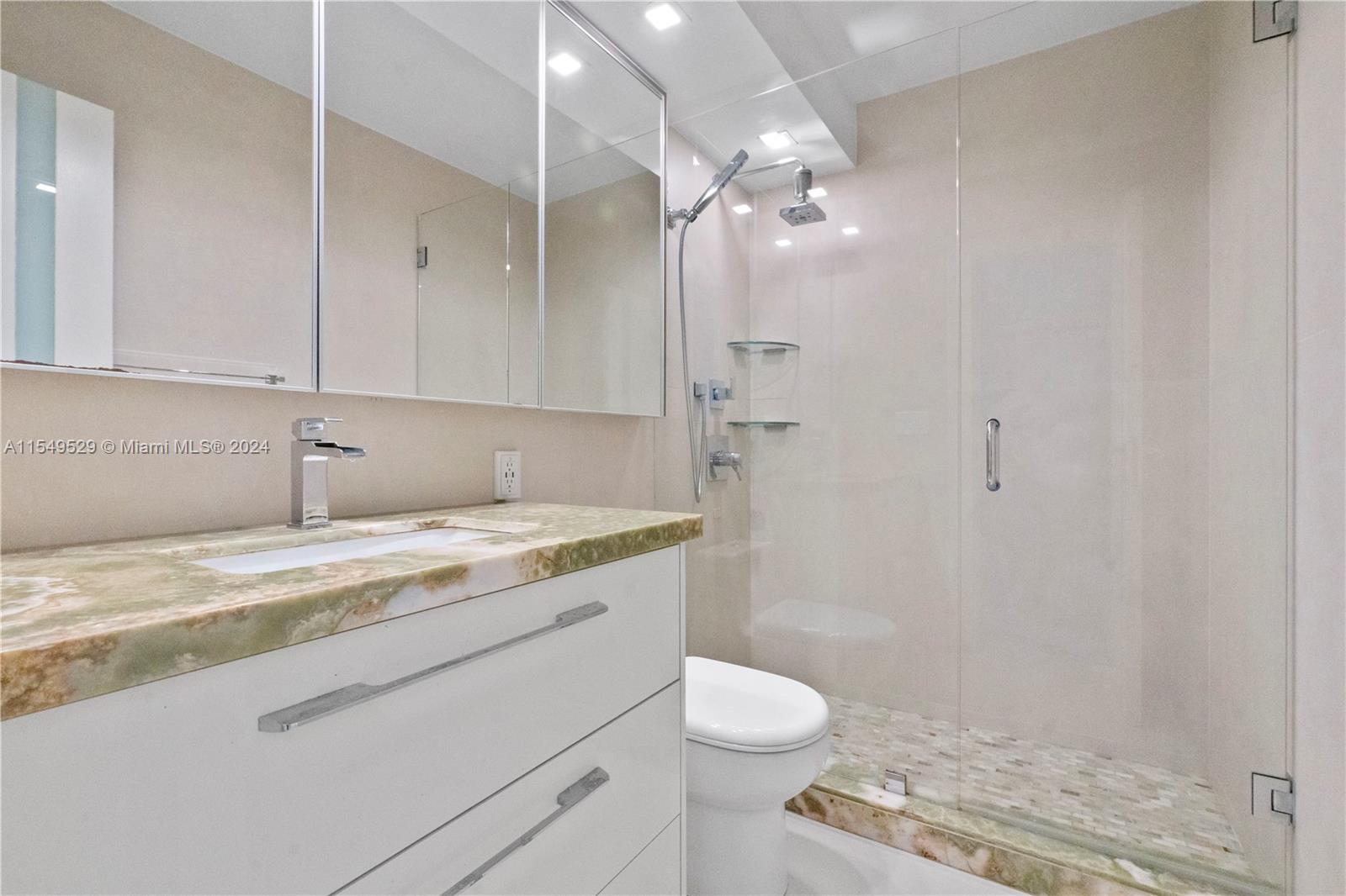 400 Kings Point Dr, Sunny Isles Beach, FL, 33160 United States, 1 Bedroom Bedrooms, ,1 BathroomBathrooms,Residential,For Sale,Kings Point Dr,A11549529