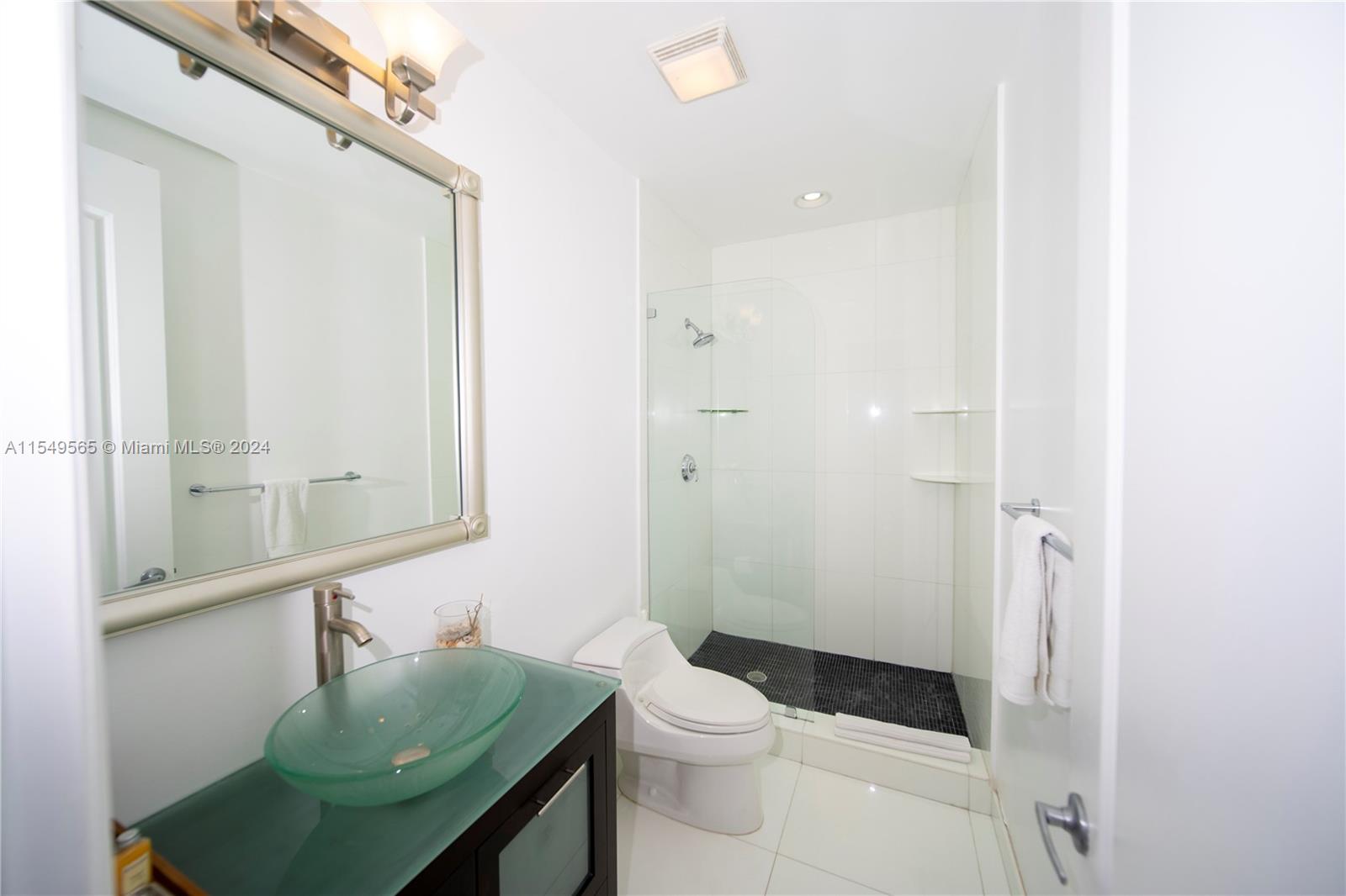 347 Oak St B1, Hollywood, Florida 33019, 4 Bedrooms Bedrooms, ,4 BathroomsBathrooms,Residential,For Sale,347 Oak St B1,A11549565