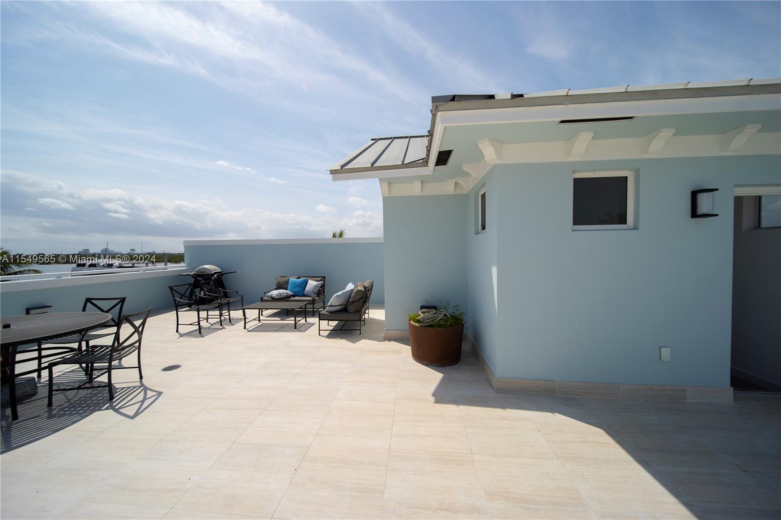 347 Oak St B1, Hollywood, Florida 33019, 4 Bedrooms Bedrooms, ,4 BathroomsBathrooms,Residential,For Sale,347 Oak St B1,A11549565