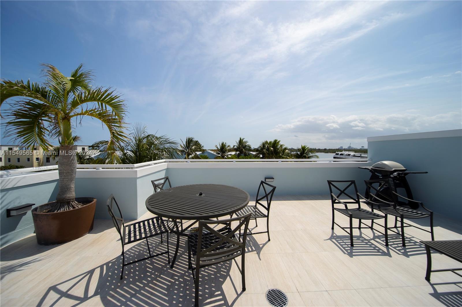 347 Oak St B1, Hollywood, Florida 33019, 4 Bedrooms Bedrooms, ,4 BathroomsBathrooms,Residential,For Sale,347 Oak St B1,A11549565