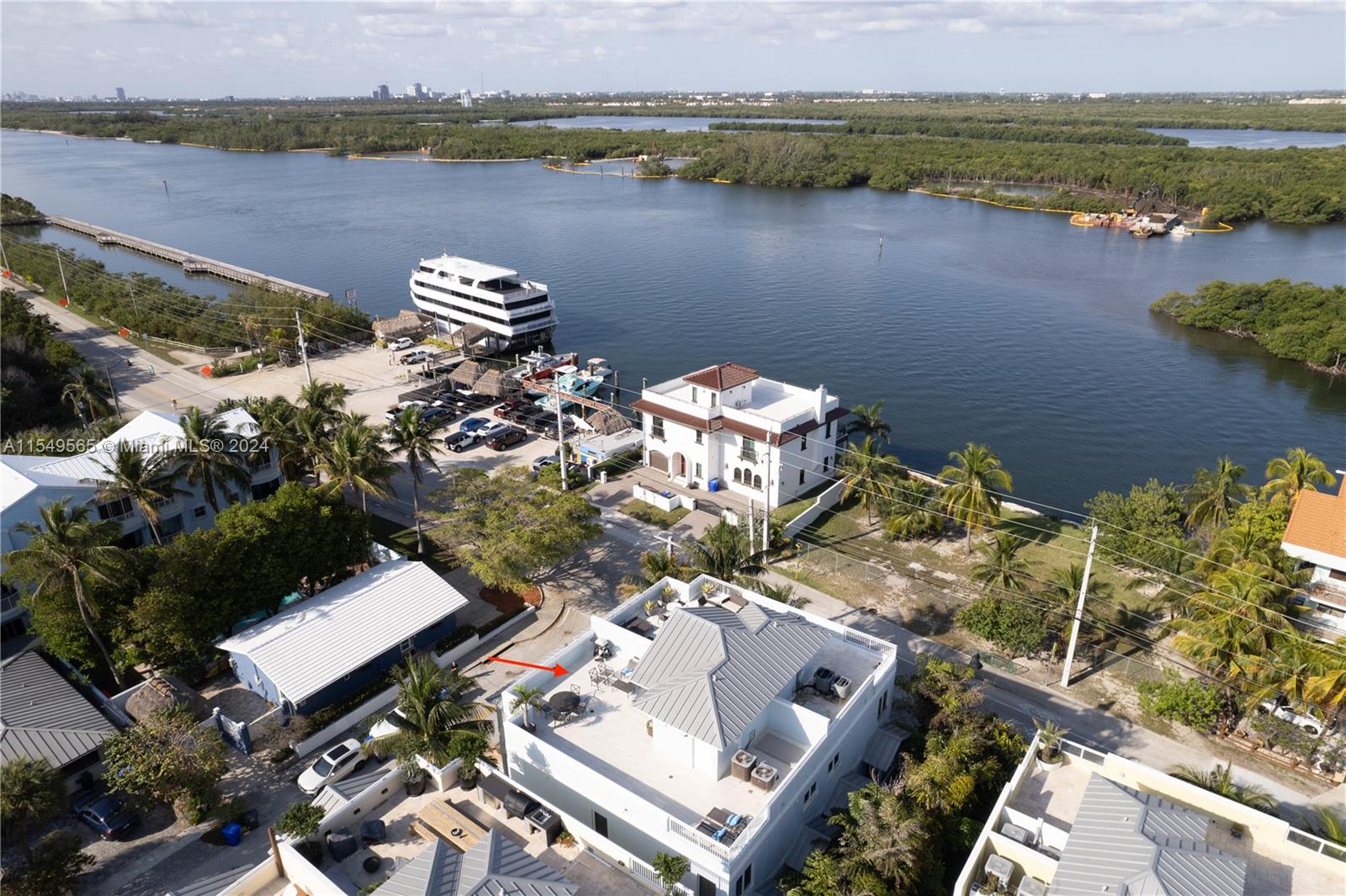 347 Oak St B1, Hollywood, Florida 33019, 4 Bedrooms Bedrooms, ,4 BathroomsBathrooms,Residential,For Sale,347 Oak St B1,A11549565