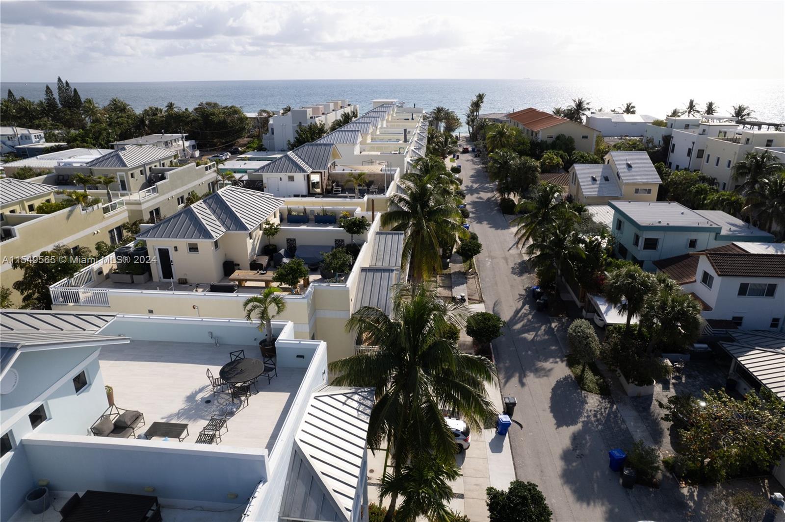 347 Oak St B1, Hollywood, Florida 33019, 4 Bedrooms Bedrooms, ,4 BathroomsBathrooms,Residential,For Sale,347 Oak St B1,A11549565