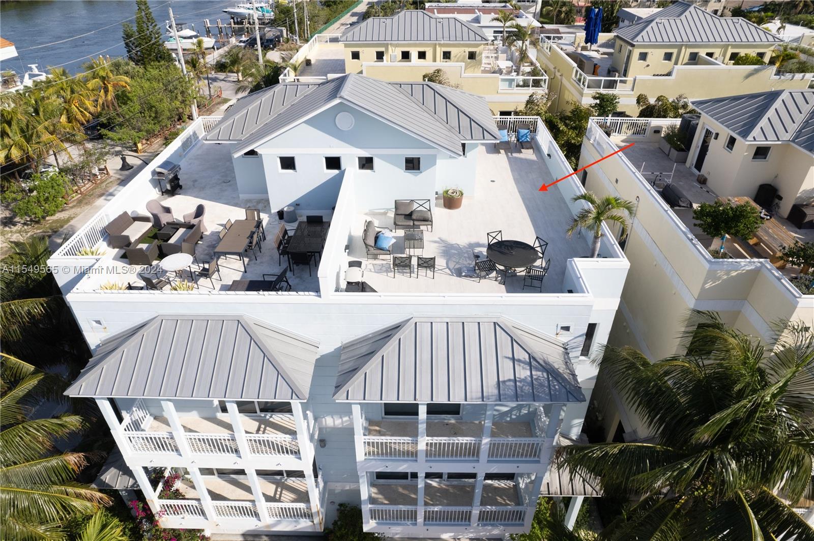 347 Oak St B1, Hollywood, Florida 33019, 4 Bedrooms Bedrooms, ,4 BathroomsBathrooms,Residential,For Sale,347 Oak St B1,A11549565