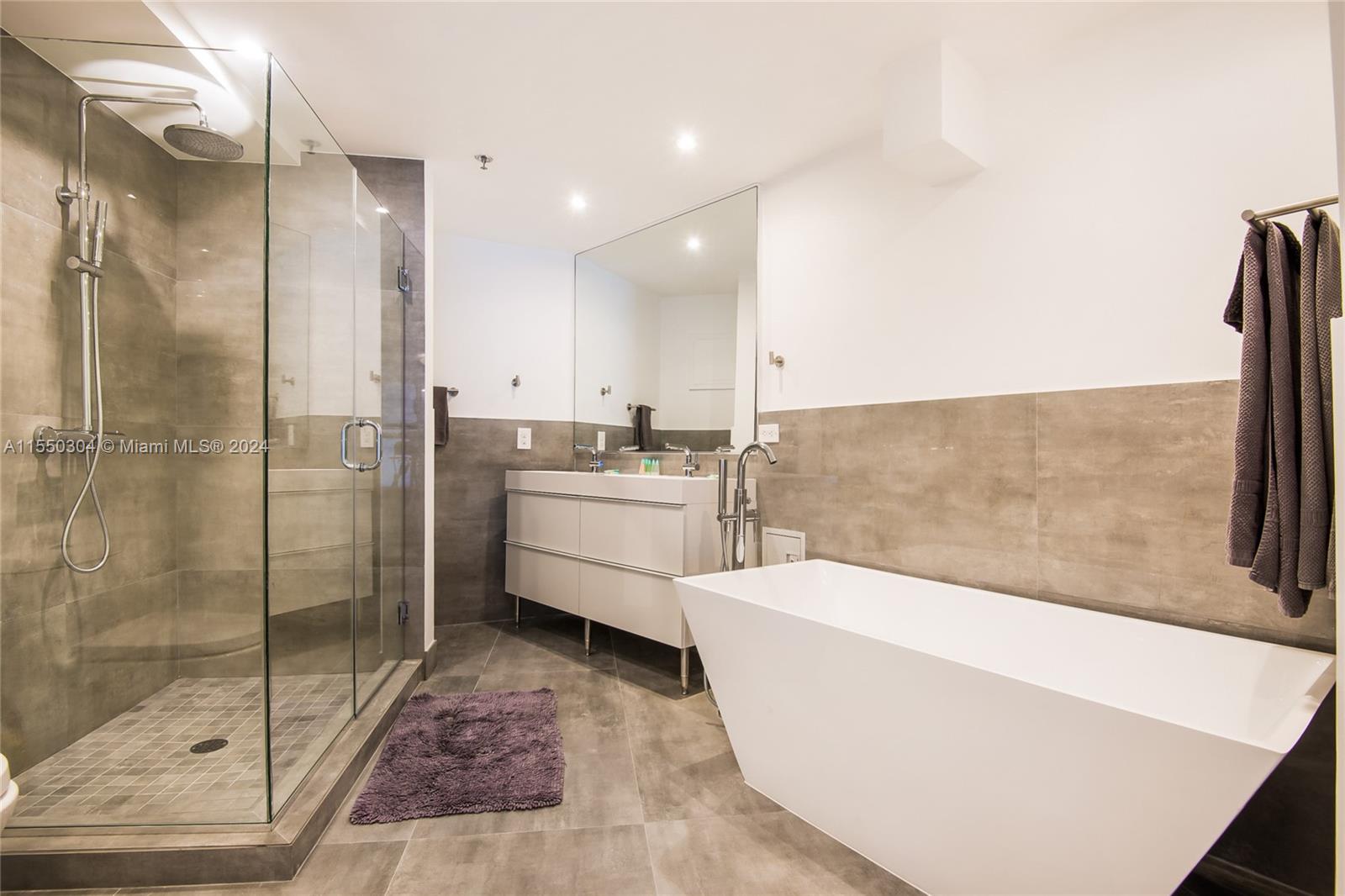 5445 Collins Ave M14, Miami Beach, Florida 33140, 3 Bedrooms Bedrooms, ,2 BathroomsBathrooms,Residential,For Sale,5445 Collins Ave M14,A11550304