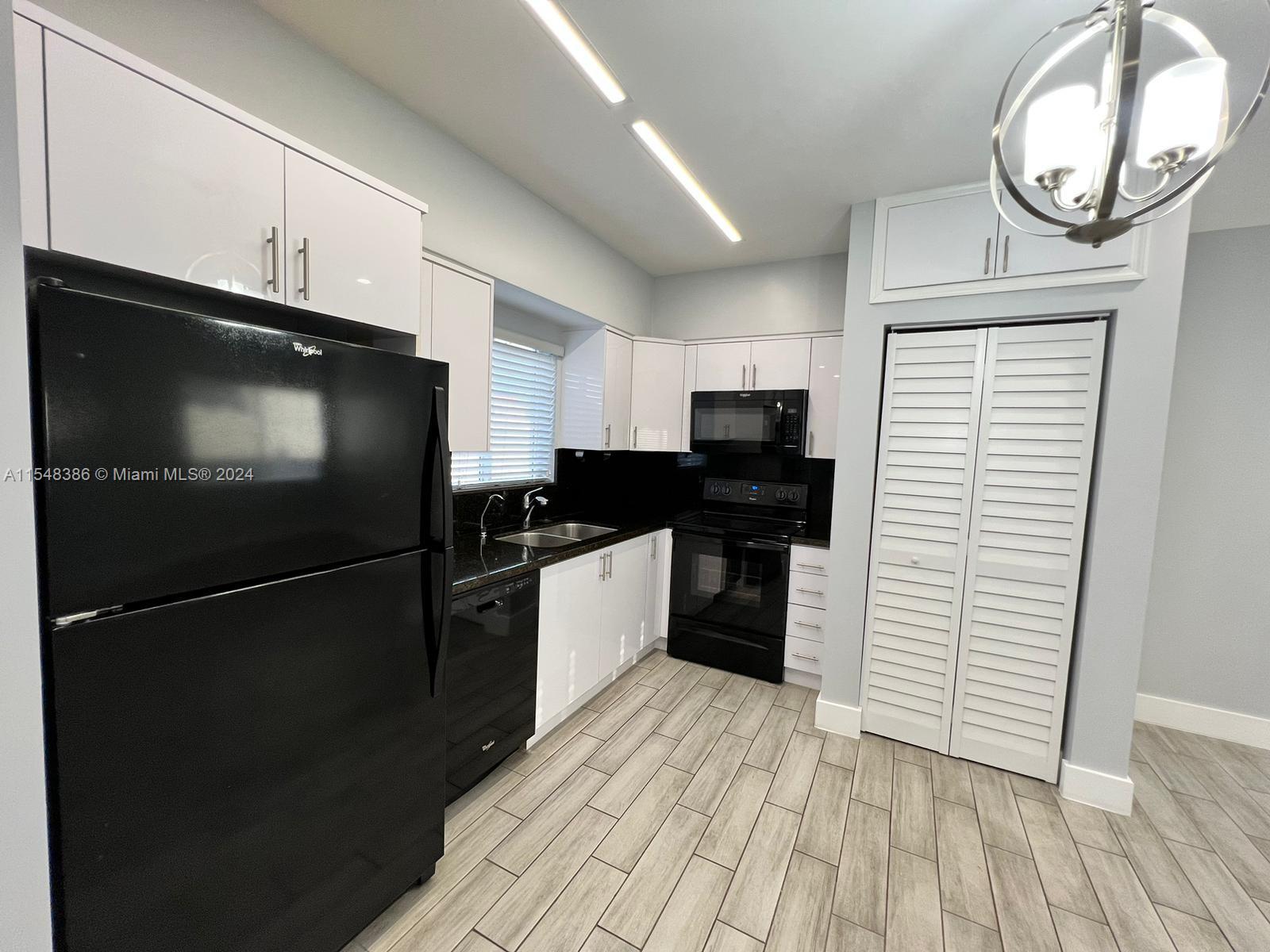7135 SW 21st St 3, Miami, Florida 33155, 2 Bedrooms Bedrooms, ,1 BathroomBathrooms,Residentiallease,For Rent,7135 SW 21st St 3,A11548386