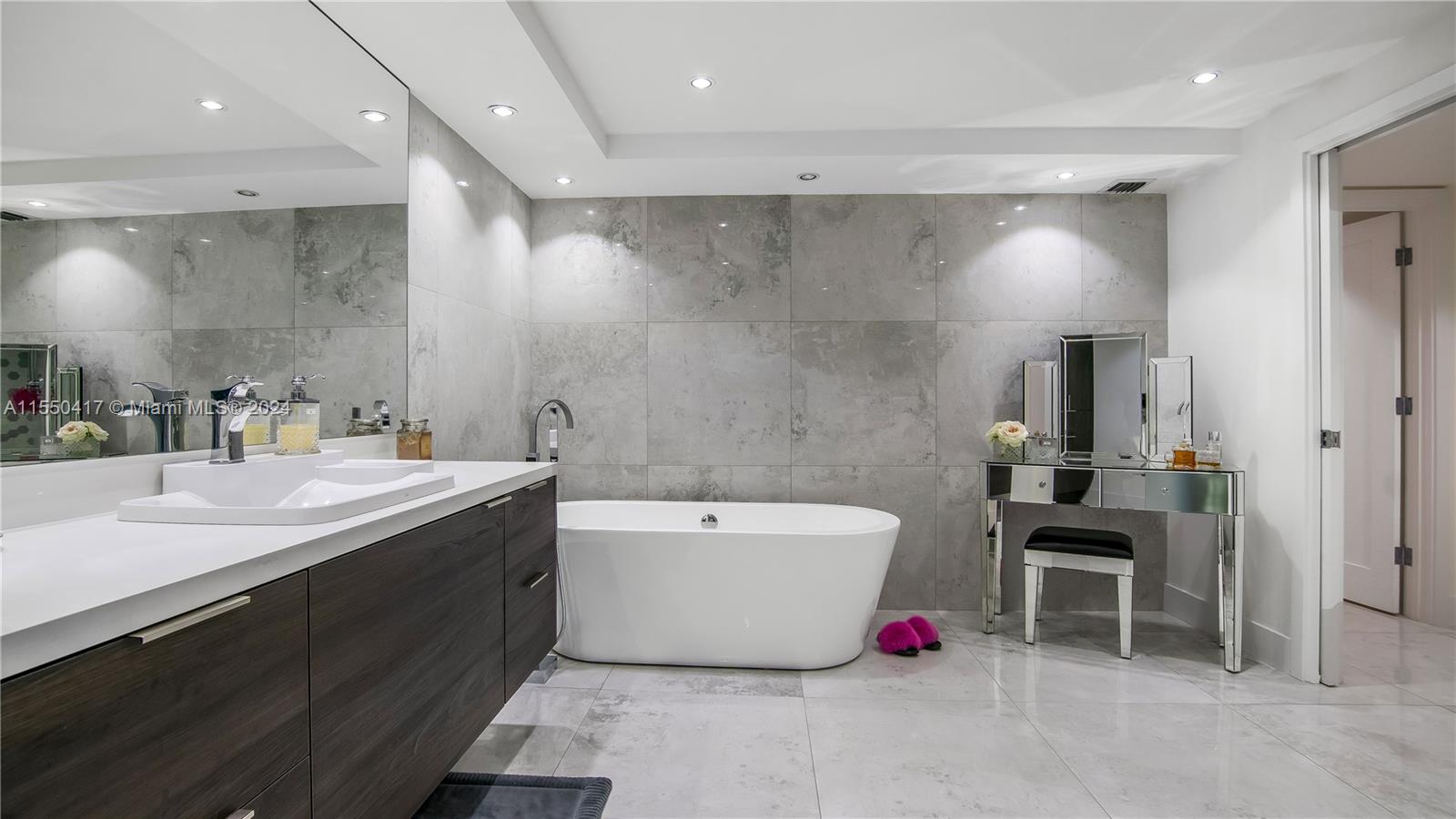 1920 S Ocean Dr (Avail 5/10-12/10) 8B, Hallandale Beach, Florida 33009, 4 Bedrooms Bedrooms, ,2 BathroomsBathrooms,Residentiallease,For Rent,1920 S Ocean Dr (Avail 5/10-12/10) 8B,A11550417