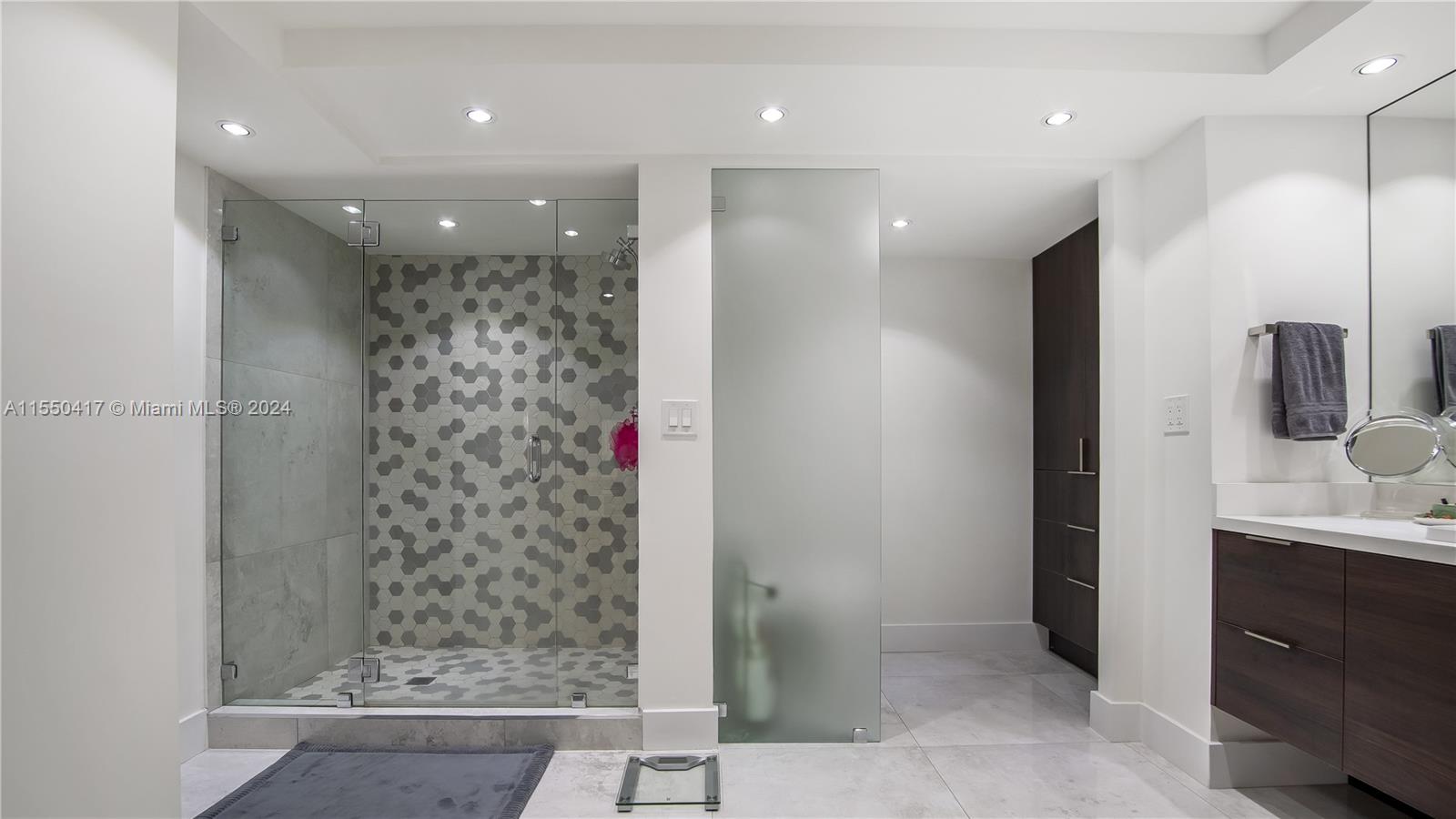 1920 S Ocean Dr (Avail 5/10-12/10) 8B, Hallandale Beach, Florida 33009, 4 Bedrooms Bedrooms, ,2 BathroomsBathrooms,Residentiallease,For Rent,1920 S Ocean Dr (Avail 5/10-12/10) 8B,A11550417
