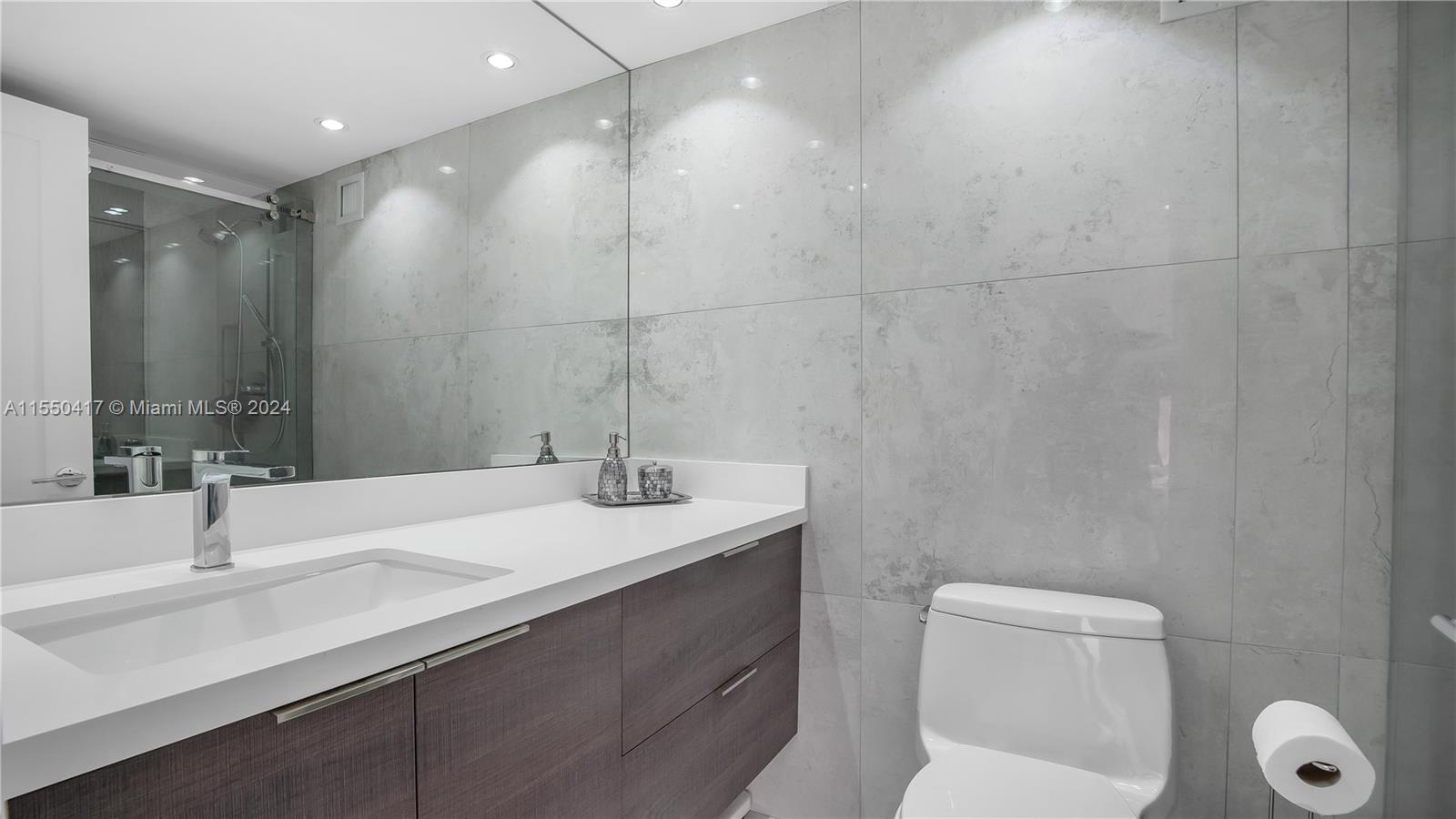 1920 S Ocean Dr (Avail 5/10-12/10) 8B, Hallandale Beach, Florida 33009, 4 Bedrooms Bedrooms, ,2 BathroomsBathrooms,Residentiallease,For Rent,1920 S Ocean Dr (Avail 5/10-12/10) 8B,A11550417