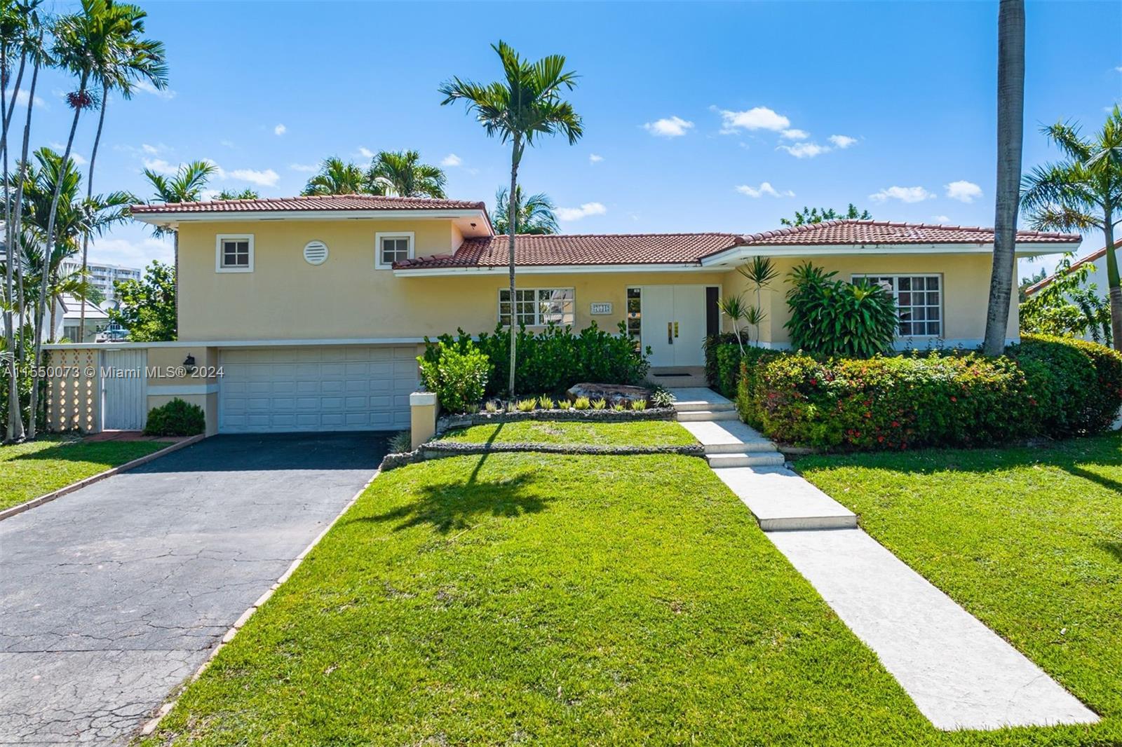 7531  Beachview Dr  For Sale A11550073, FL