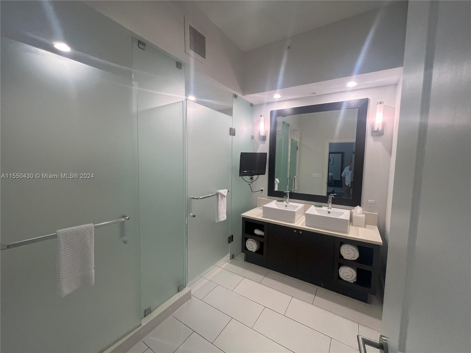 5300 NW 87th Ave 601, Doral, Florida 33178, 1 Bedroom Bedrooms, ,2 BathroomsBathrooms,Residential,For Sale,5300 NW 87th Ave 601,A11550430
