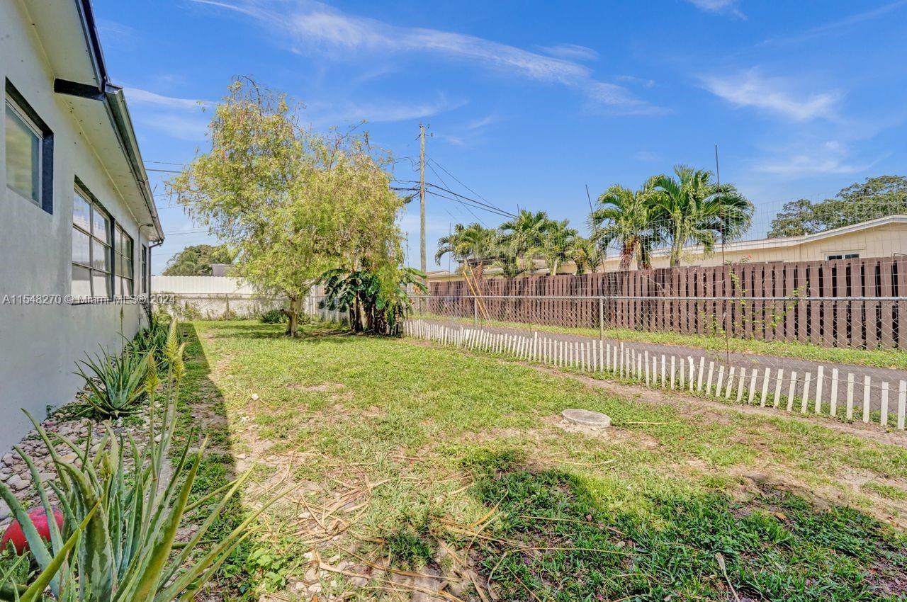 desk at the end of kitchen area can be for table
