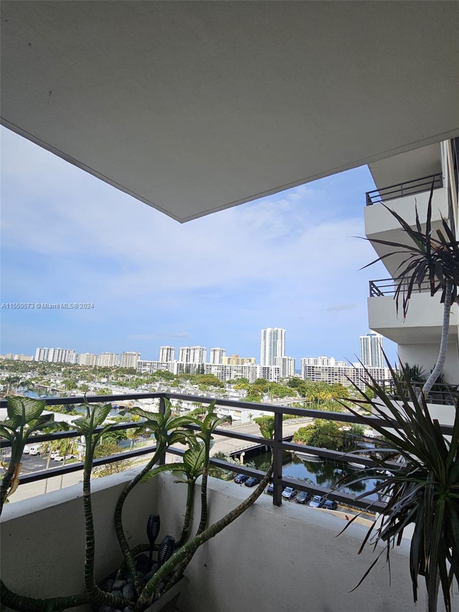 2500 Parkview Dr 1011, Hallandale Beach, Florida 33009, 1 Bedroom Bedrooms, ,1 BathroomBathrooms,Residentiallease,For Rent,2500 Parkview Dr 1011,A11550573
