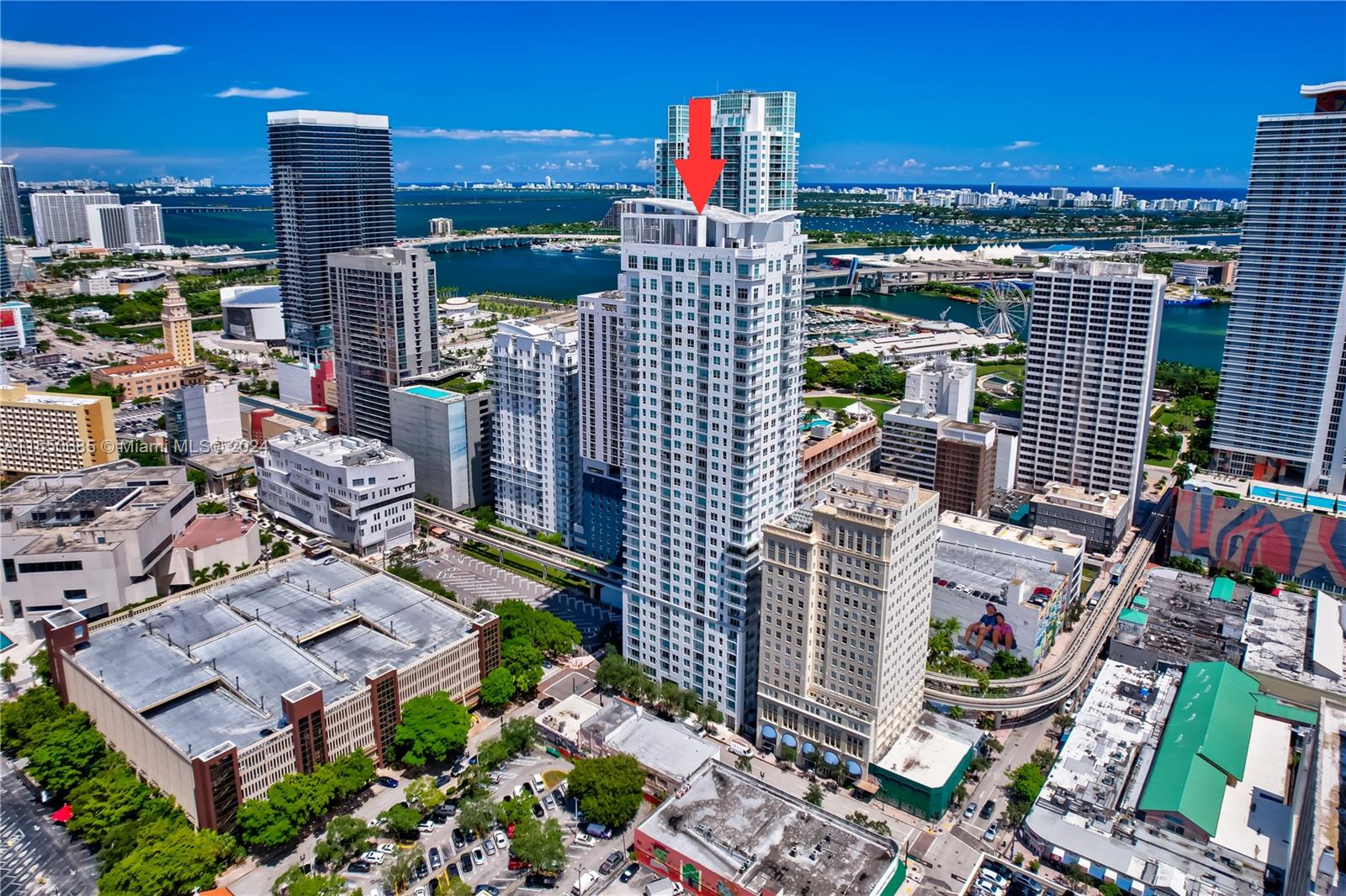 Discover modern urban living in Downtown Miami at The Loft Downtown II. This 2BD/2BA condo offers skyline views with a spacious, open layout. Enjoy premium amenities: rooftop fitness center, rooftop pool with Miami skyline and ocean vistas, and a serene ground-level tropical pool. Perfect for investors, with 30-day rentals allowed 12x/year. Steps from dining, shopping, Metrorail, and Brightline. Embrace the vibrant lifestyle and convenience. Building is in good financial state.