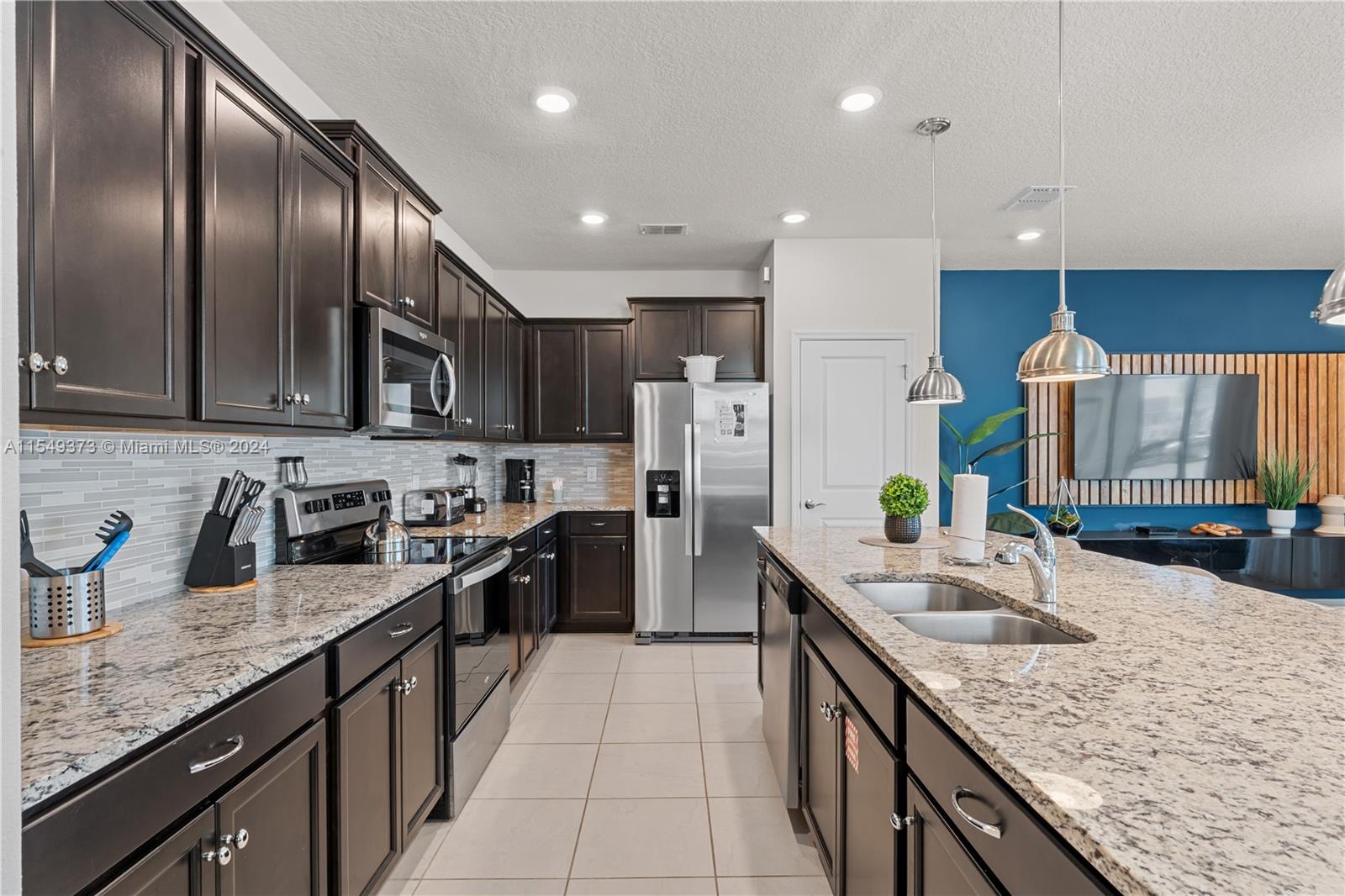 917 Paradise, Davenport, FL, 33897 United States, 5 Bedrooms Bedrooms, ,4 BathroomsBathrooms,Residential,For Sale,Paradise,A11549373