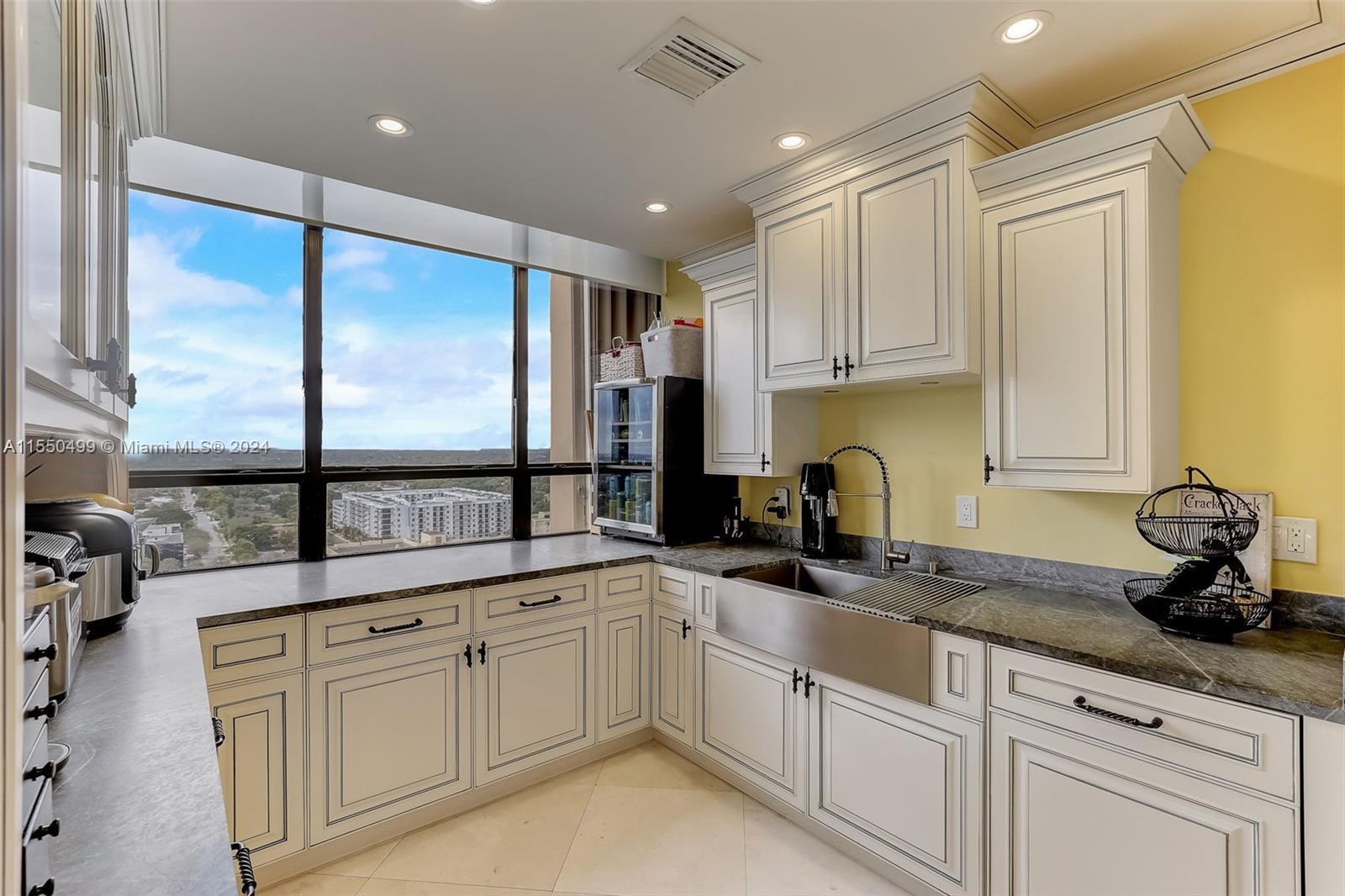 11113 Biscayne Blvd PH5, Miami, Florida 33181, 3 Bedrooms Bedrooms, ,2 BathroomsBathrooms,Residentiallease,For Rent,11113 Biscayne Blvd PH5,A11550499