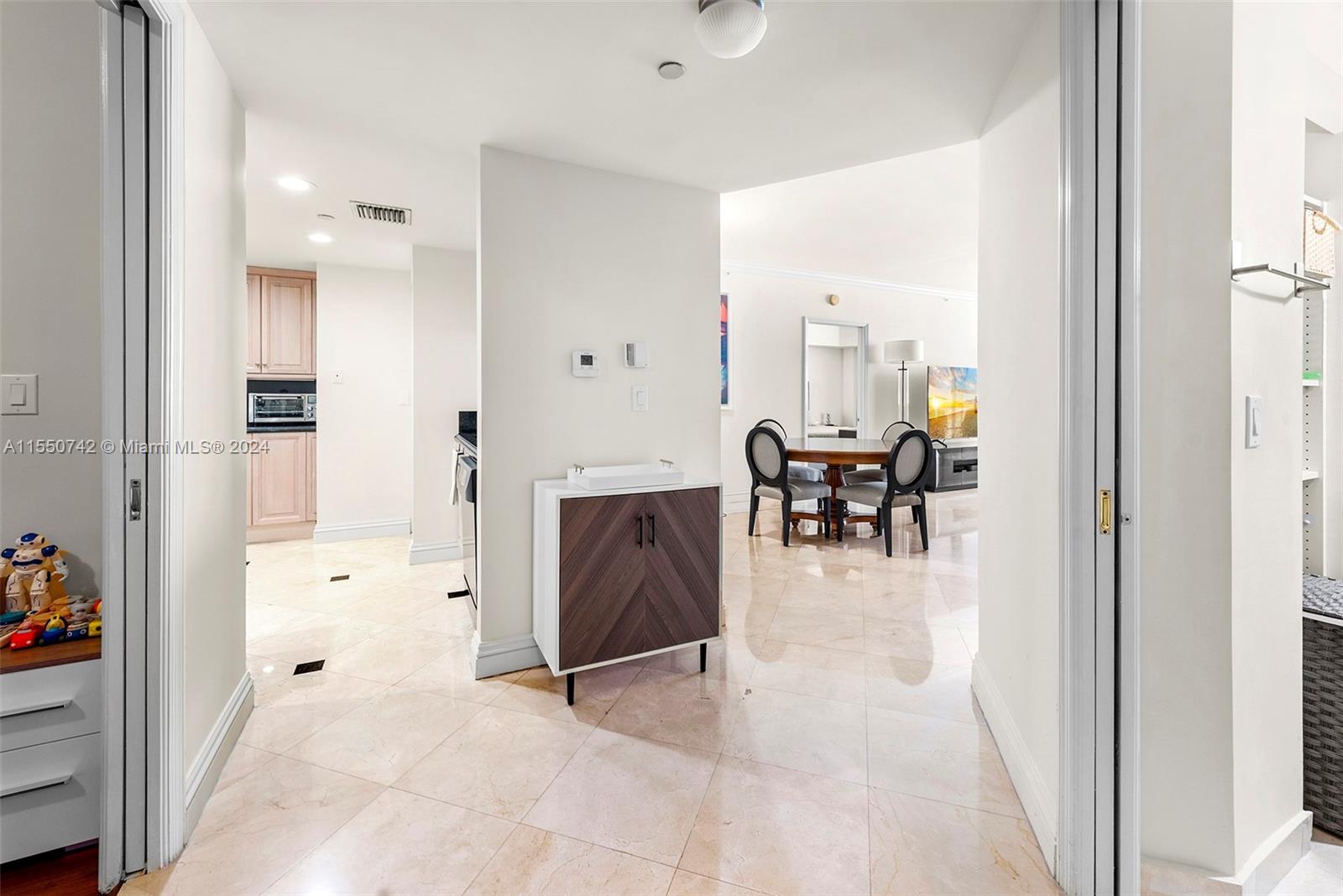 9559 Collins Ave S5-F, Surfside, FL 33154, 1 Bedroom Bedrooms, ,2 BathroomsBathrooms,Residential,For Sale,Collins Ave,A11550742
