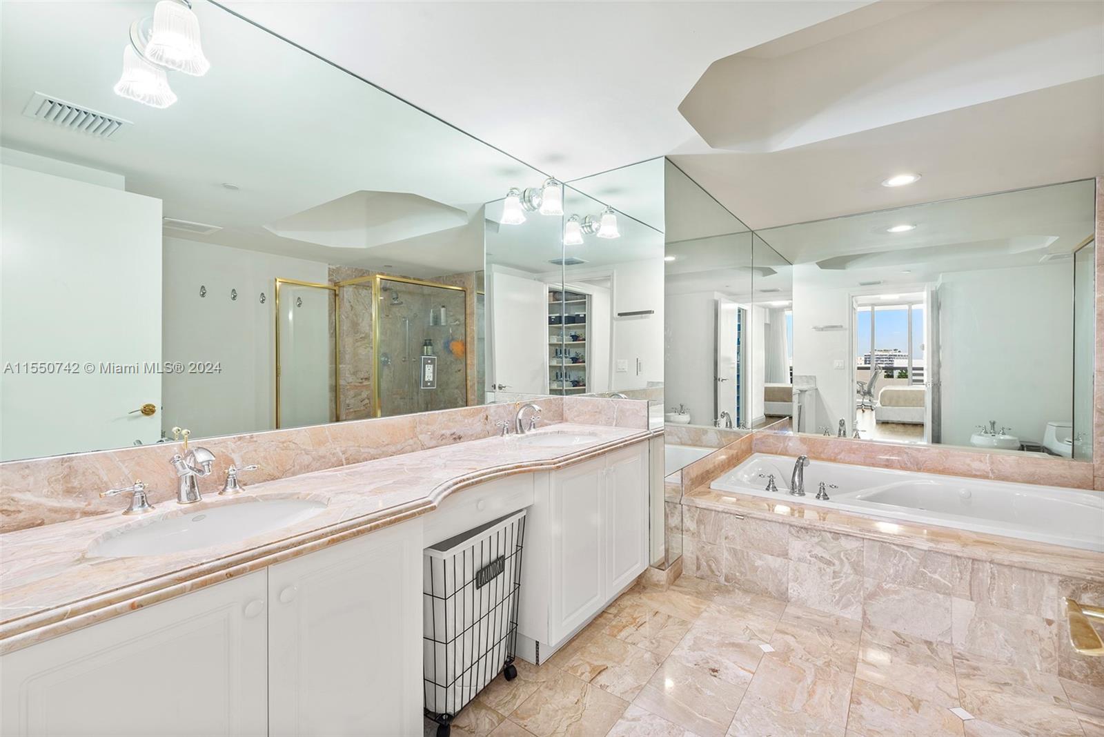 9559 Collins Ave S5-F, Surfside, FL 33154, 1 Bedroom Bedrooms, ,2 BathroomsBathrooms,Residential,For Sale,Collins Ave,A11550742