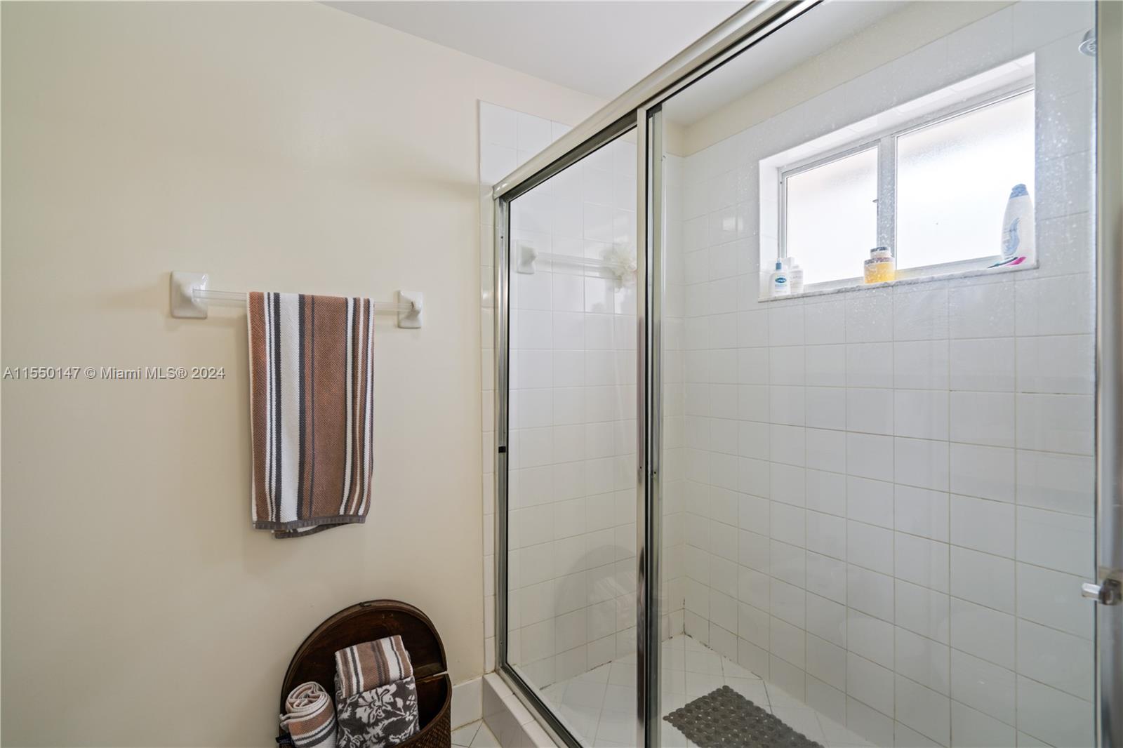 9775 NW 44th Ter 9775, Doral, Florida 33178, 3 Bedrooms Bedrooms, ,2 BathroomsBathrooms,Residential,For Sale,9775 NW 44th Ter 9775,A11550147