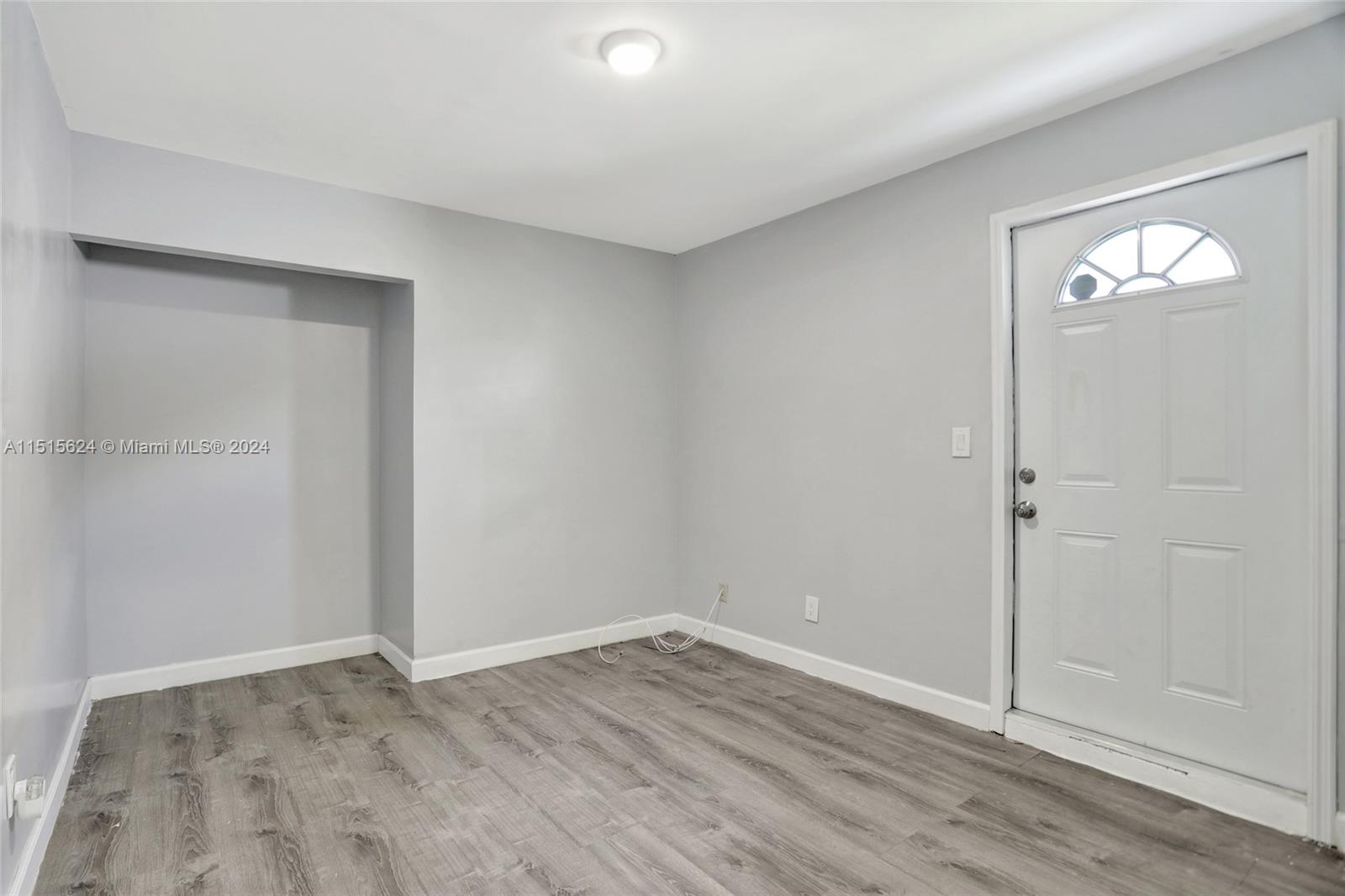 Third bedroom without furniture.