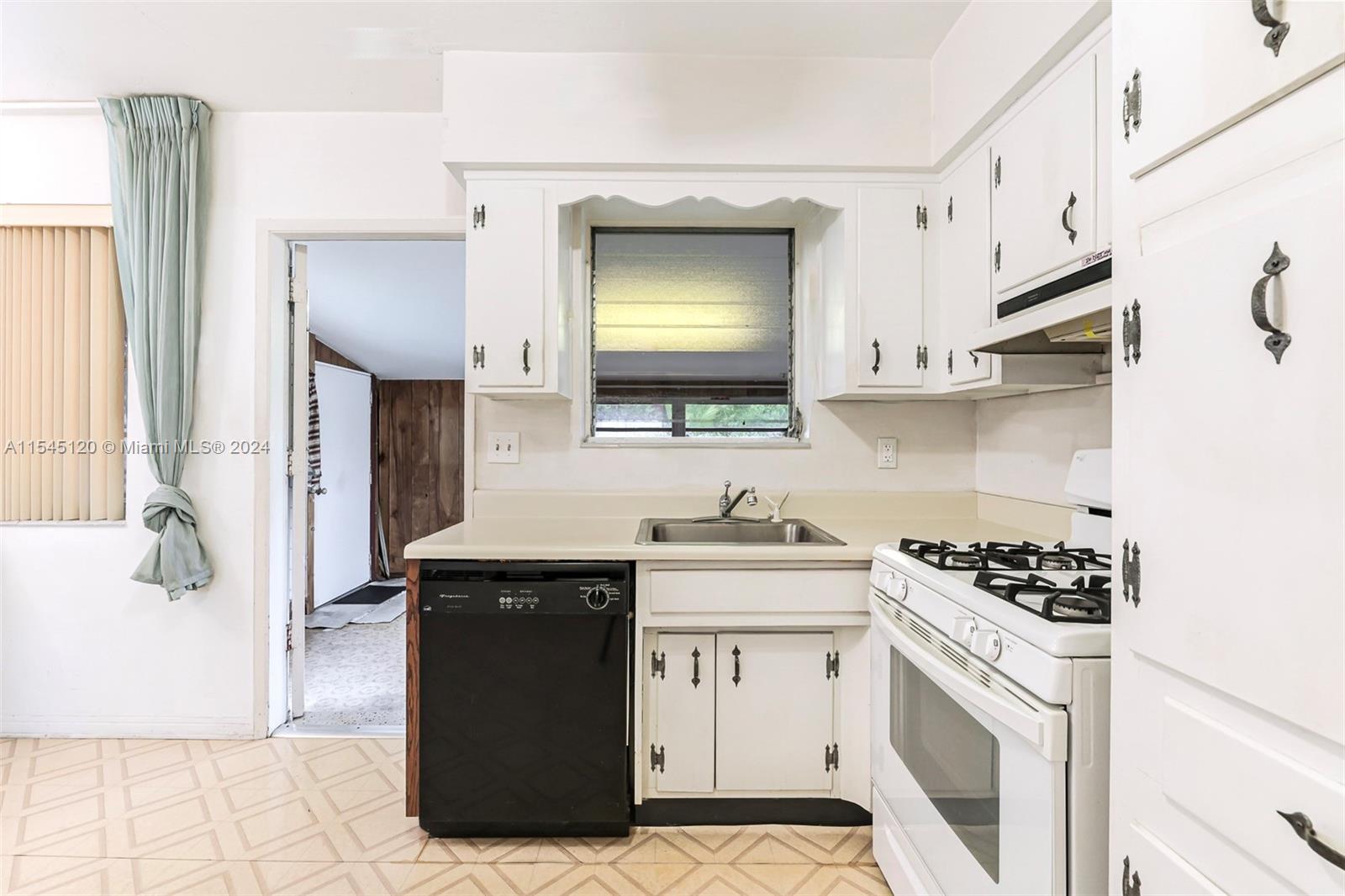 2450 209th Ter, Miami, FL, 33180 United States, 3 Bedrooms Bedrooms, ,2 BathroomsBathrooms,Residential,For Sale,209th Ter,A11545120