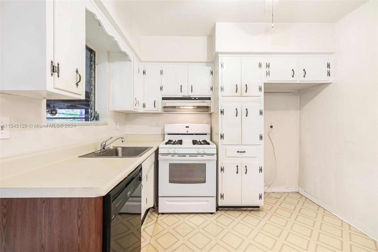 2450 209th Ter, Miami, FL, 33180 United States, 3 Bedrooms Bedrooms, ,2 BathroomsBathrooms,Residential,For Sale,209th Ter,A11545120