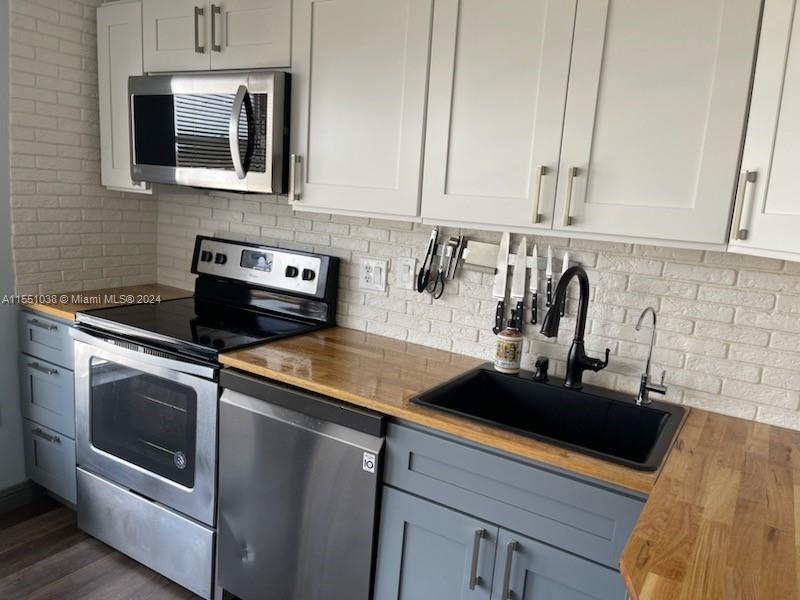 Lauderhill, FL, 33319 United States, 2 Bedrooms Bedrooms, ,2 BathroomsBathrooms,Residential,For Sale,A11551038