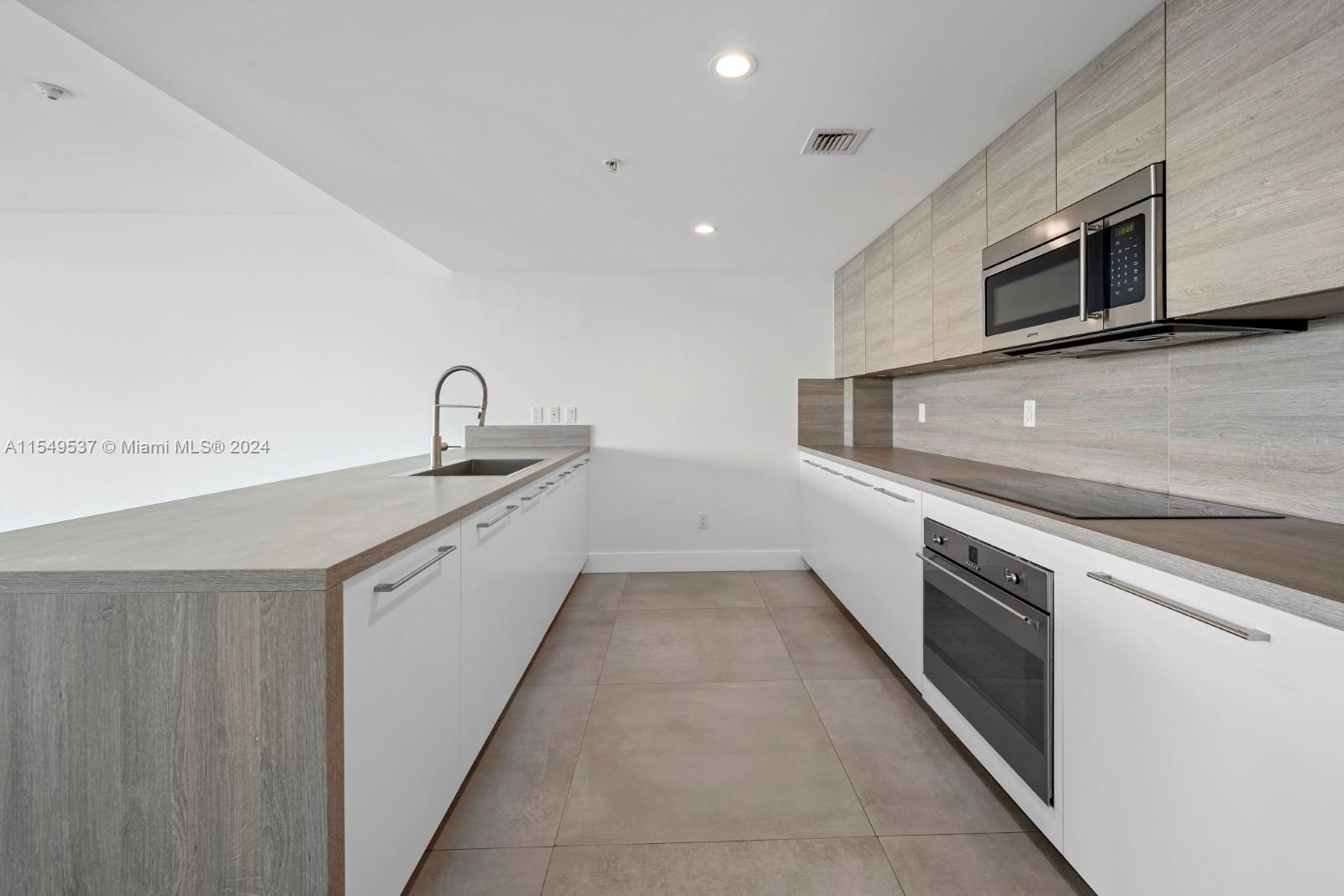 400 Sunny Isles Blvd 705, Sunny Isles Beach, Florida 33160, 3 Bedrooms Bedrooms, ,2 BathroomsBathrooms,Residentiallease,For Rent,400 Sunny Isles Blvd 705,A11549537