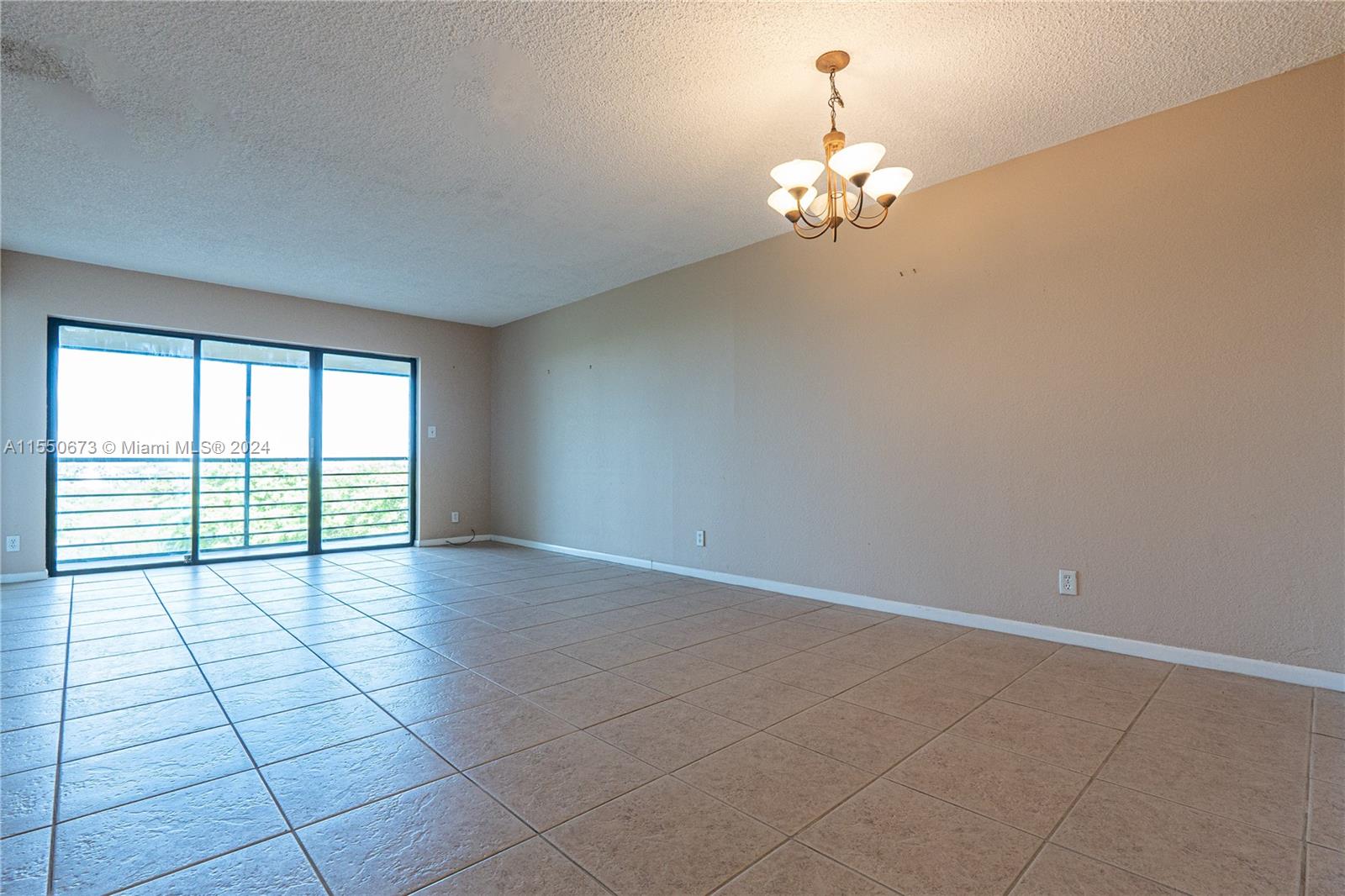 LARGE LIVING ROOM