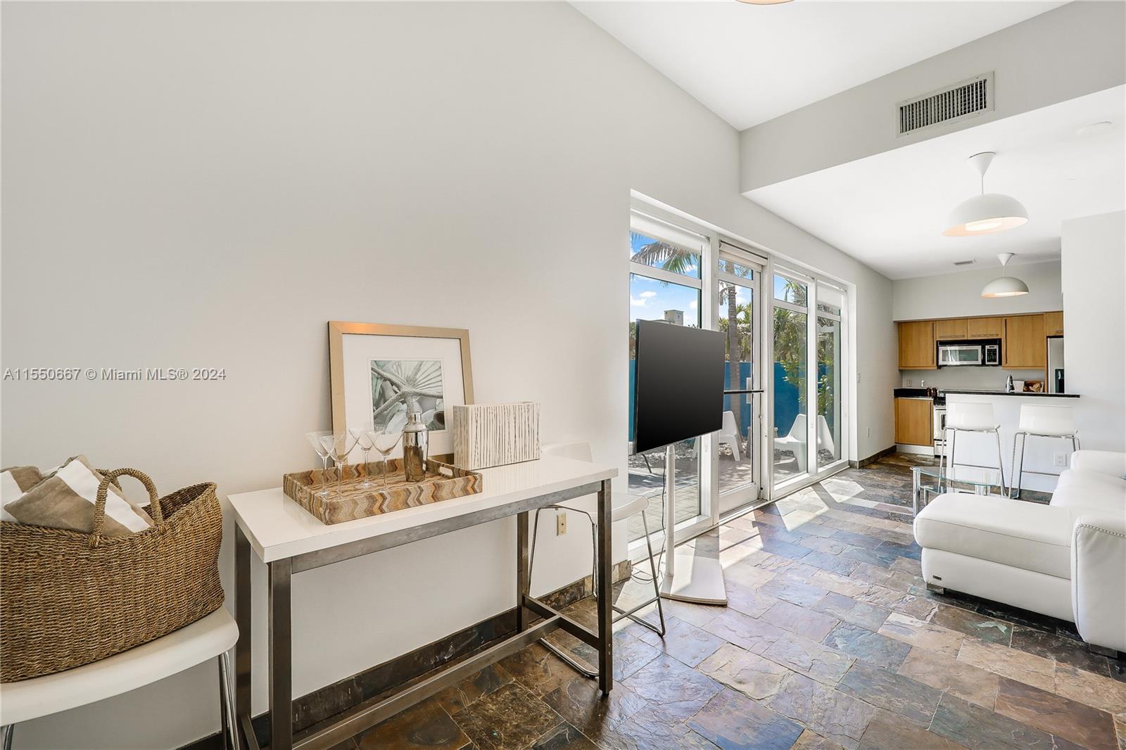 7600 Collins Ave, Miami Beach, FL, 33141 United States, 2 Bedrooms Bedrooms, ,1 BathroomBathrooms,Residential,For Sale,Collins Ave,A11550667