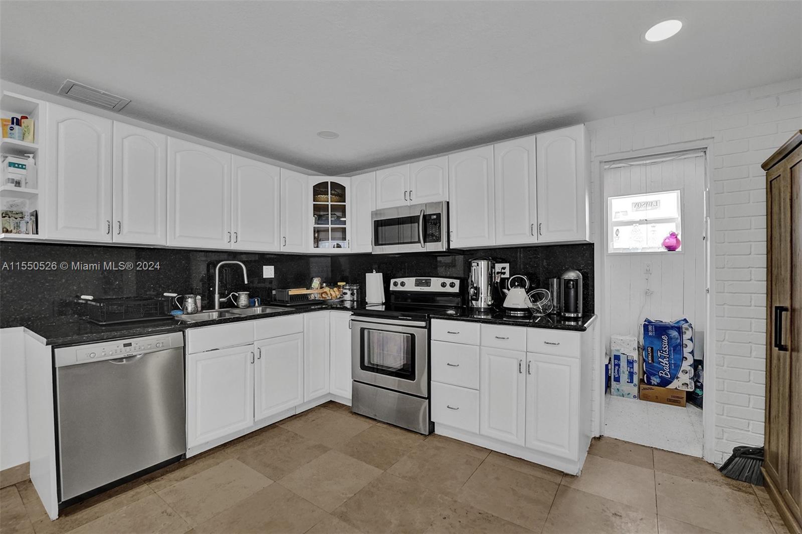 901 NE 6th St 1, Hallandale Beach, Florida 33009, 4 Bedrooms Bedrooms, ,3 BathroomsBathrooms,Residentiallease,For Rent,901 NE 6th St 1,A11550526