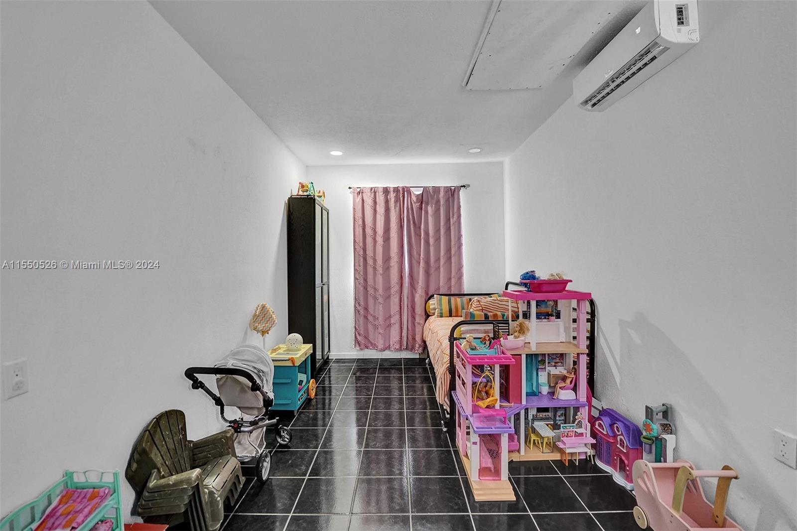 901 NE 6th St 1, Hallandale Beach, Florida 33009, 4 Bedrooms Bedrooms, ,3 BathroomsBathrooms,Residentiallease,For Rent,901 NE 6th St 1,A11550526