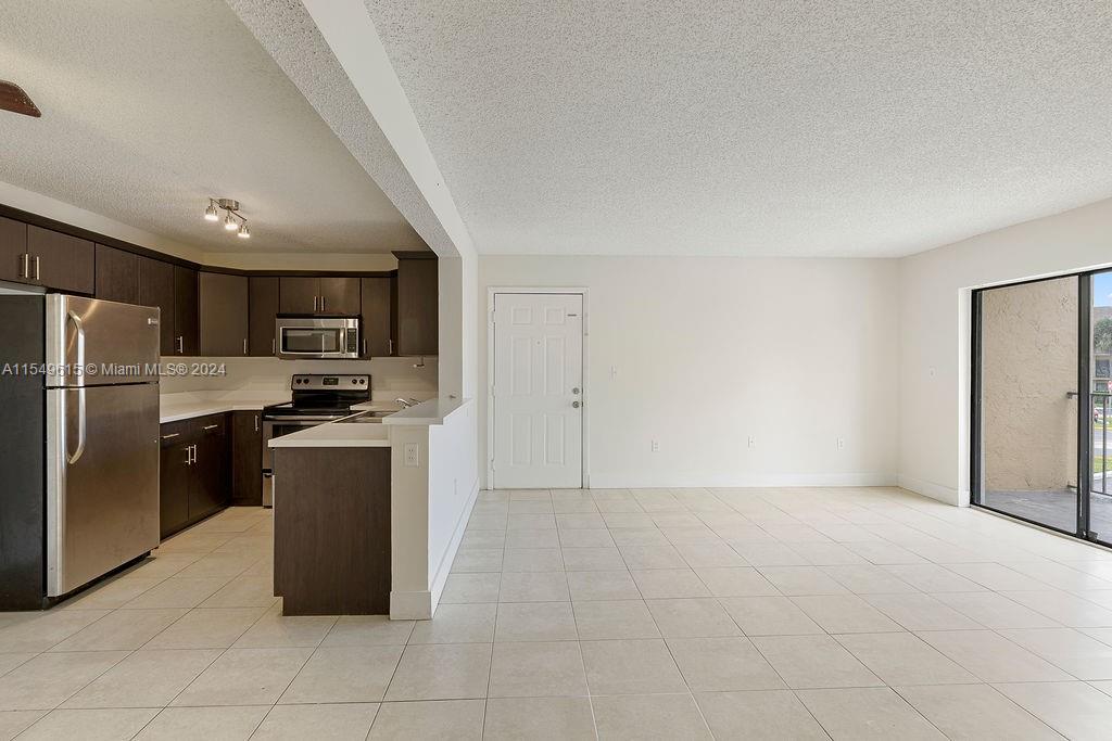 251 W Palm Cir 205, Pembroke Pines, Florida 33025, 2 Bedrooms Bedrooms, ,1 BathroomBathrooms,Residentiallease,For Rent,251 W Palm Cir 205,A11549615