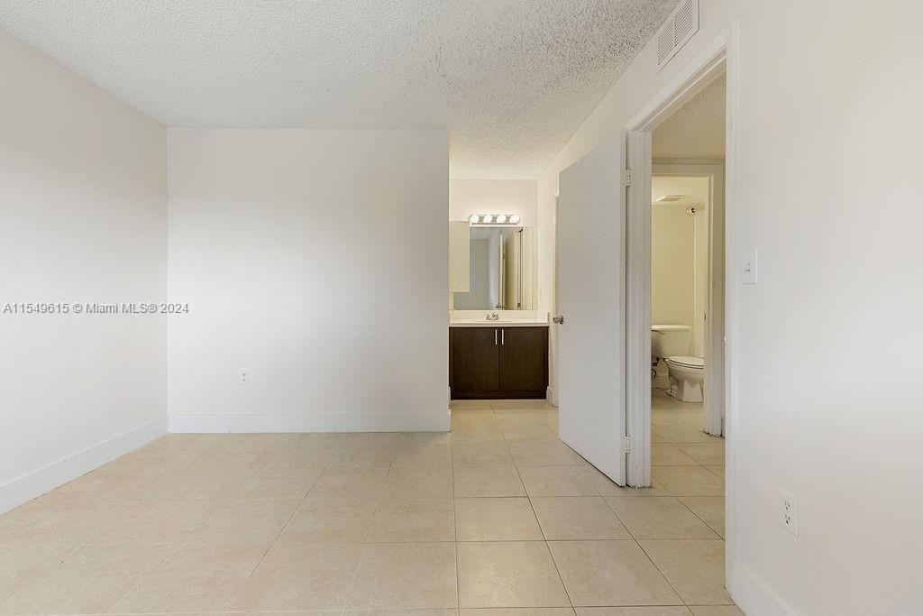 251 W Palm Cir 205, Pembroke Pines, Florida 33025, 2 Bedrooms Bedrooms, ,1 BathroomBathrooms,Residentiallease,For Rent,251 W Palm Cir 205,A11549615