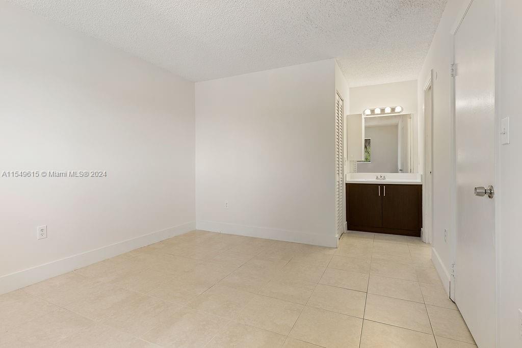 251 W Palm Cir 205, Pembroke Pines, Florida 33025, 2 Bedrooms Bedrooms, ,1 BathroomBathrooms,Residentiallease,For Rent,251 W Palm Cir 205,A11549615