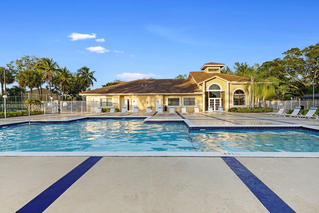 251 W Palm Cir 205, Pembroke Pines, Florida 33025, 2 Bedrooms Bedrooms, ,1 BathroomBathrooms,Residentiallease,For Rent,251 W Palm Cir 205,A11549615