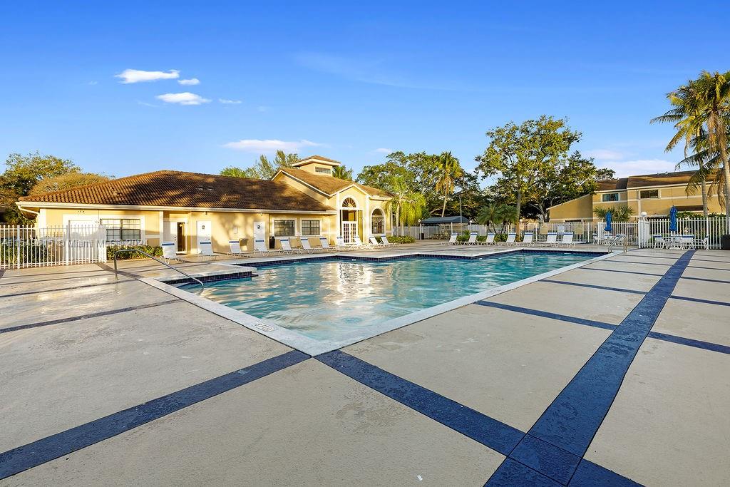 251 W Palm Cir 205, Pembroke Pines, Florida 33025, 2 Bedrooms Bedrooms, ,1 BathroomBathrooms,Residentiallease,For Rent,251 W Palm Cir 205,A11549615