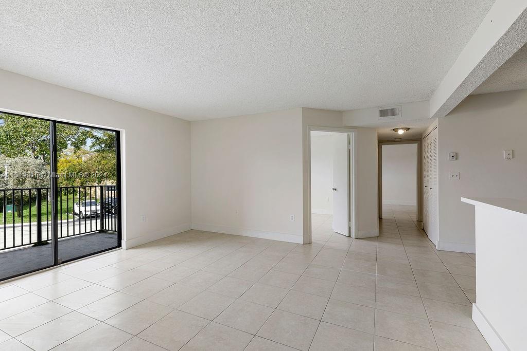 251 W Palm Cir 205, Pembroke Pines, Florida 33025, 2 Bedrooms Bedrooms, ,1 BathroomBathrooms,Residentiallease,For Rent,251 W Palm Cir 205,A11549615