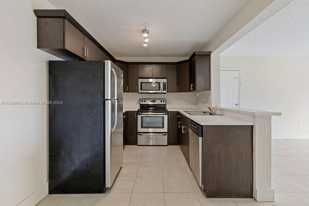 251 W Palm Cir 205, Pembroke Pines, Florida 33025, 2 Bedrooms Bedrooms, ,1 BathroomBathrooms,Residentiallease,For Rent,251 W Palm Cir 205,A11549615
