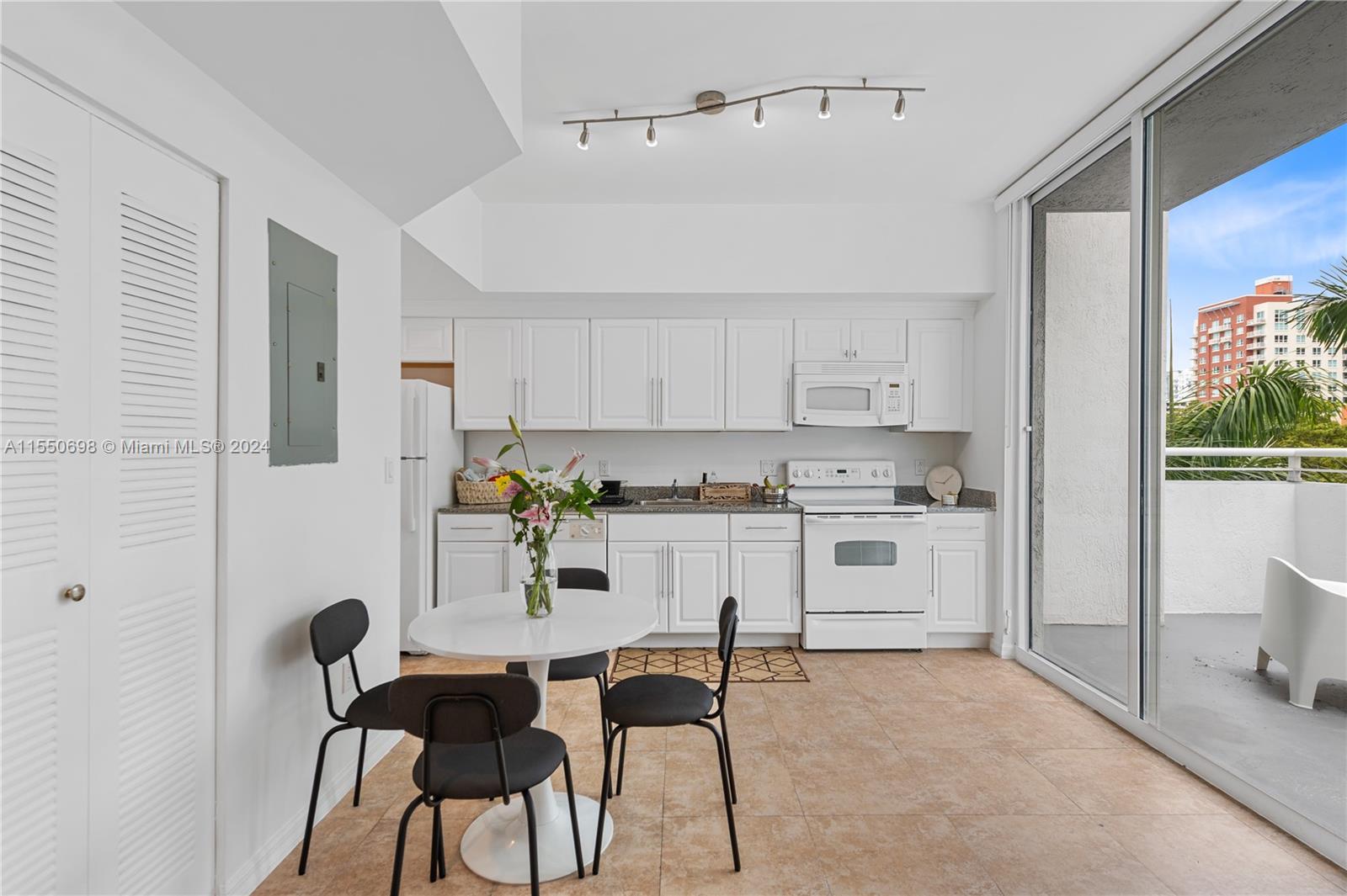 275 NE 18th St 408, Miami, Florida 33132, ,1 BathroomBathrooms,Residentiallease,For Rent,275 NE 18th St 408,A11550698