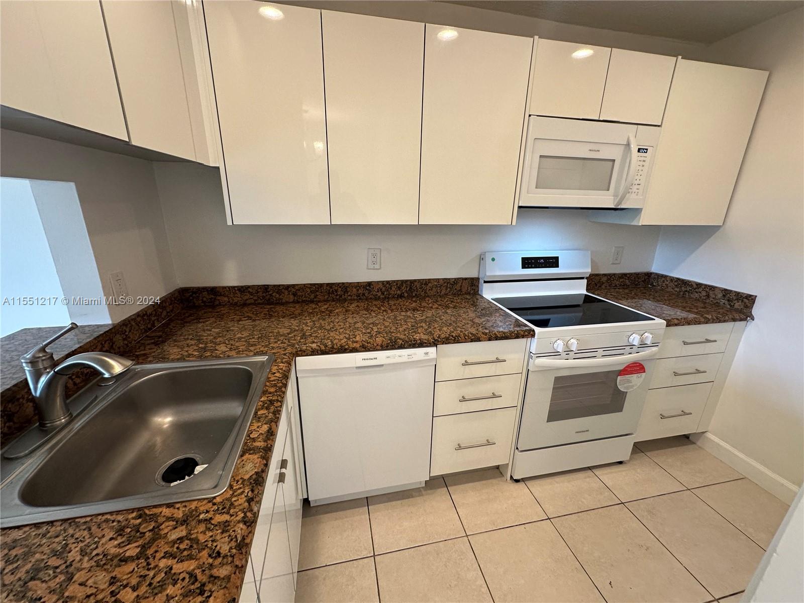 1045 Twin Lakes Dr 27-E, Coral Springs, Florida 33071, 2 Bedrooms Bedrooms, ,2 BathroomsBathrooms,Residential,For Sale,1045 Twin Lakes Dr 27-E,A11551217