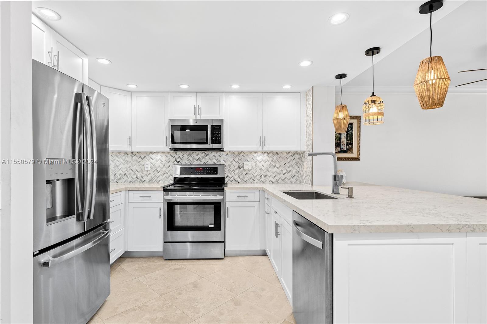 2555 Collins Ave 610, Miami Beach, Florida 33140, 1 Bedroom Bedrooms, ,2 BathroomsBathrooms,Residential,For Sale,2555 Collins Ave 610,A11550579