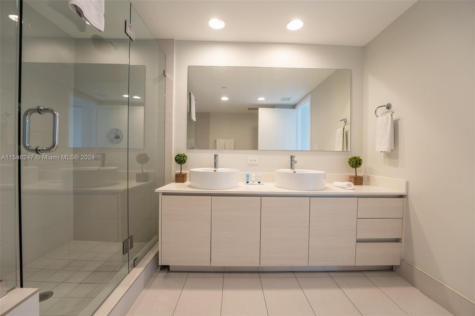 2600 E Hallandale Beach Blvd T701, Hallandale Beach, Florida 33009, 3 Bedrooms Bedrooms, ,3 BathroomsBathrooms,Residential,For Sale,2600 E Hallandale Beach Blvd T701,A11546247