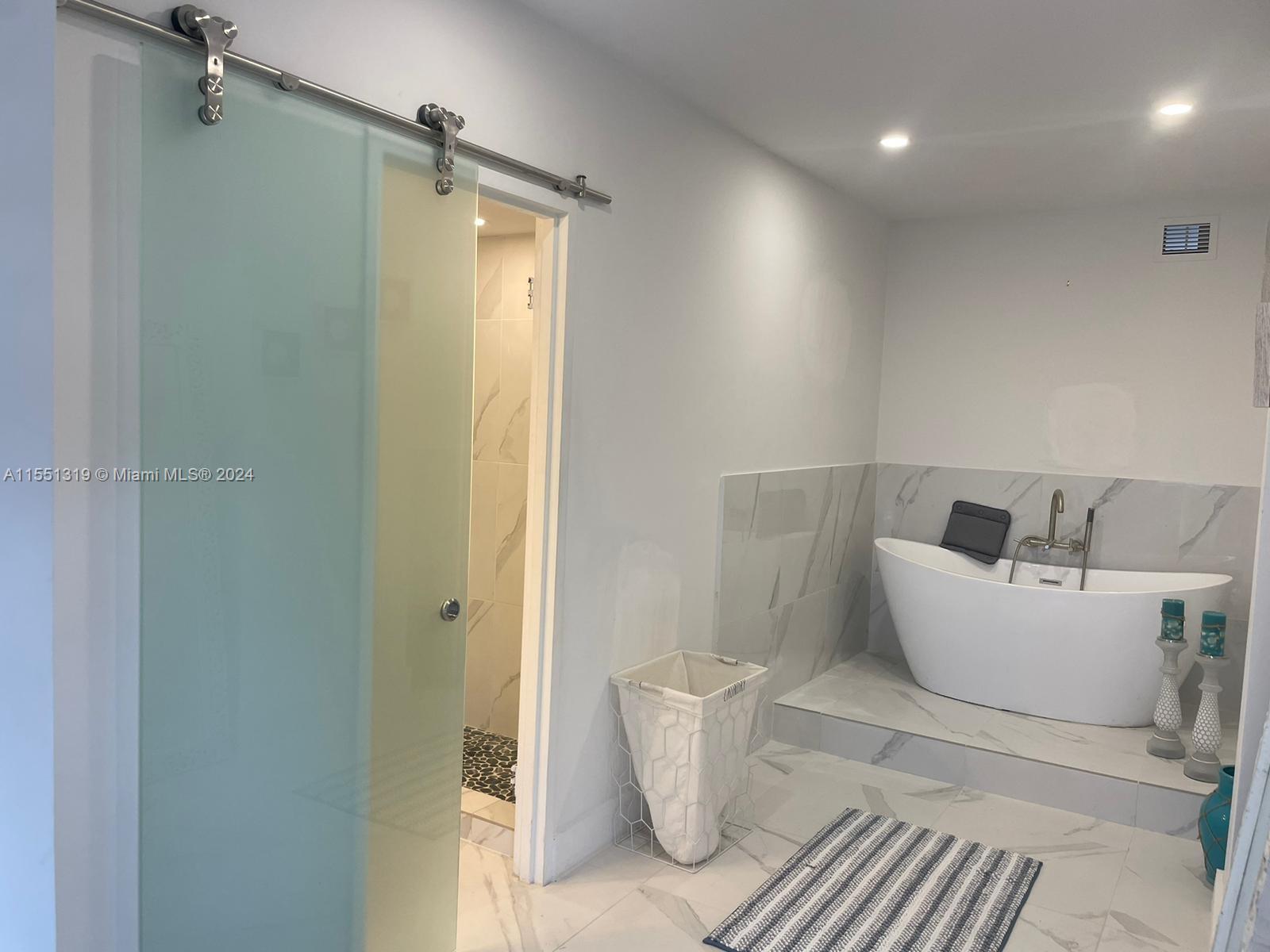 3725 Ocean Dr, Hollywood, FL, 33019 United States, 2 Bedrooms Bedrooms, ,2 BathroomsBathrooms,Residential,For Sale,Ocean Dr,A11551319
