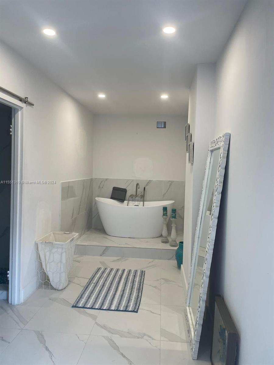 3725 Ocean Dr, Hollywood, FL, 33019 United States, 2 Bedrooms Bedrooms, ,2 BathroomsBathrooms,Residential,For Sale,Ocean Dr,A11551319