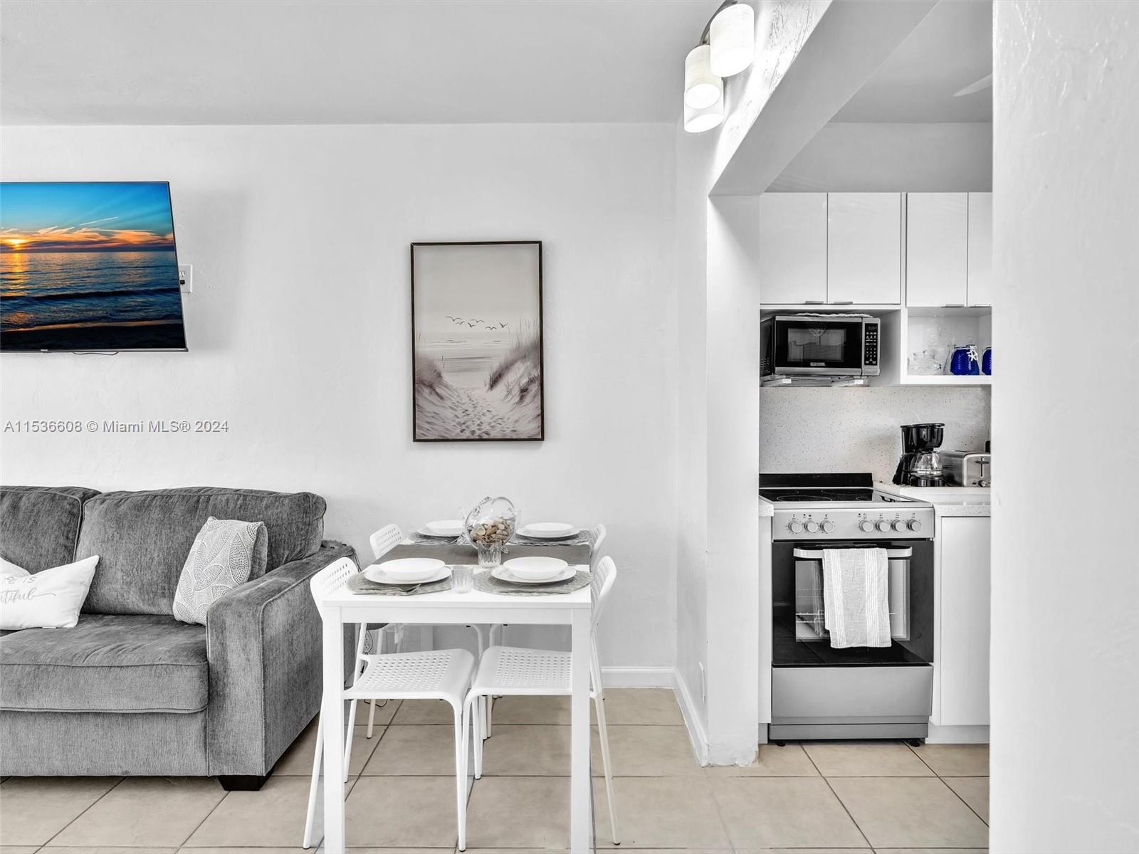 320 Arthur St 17, Hollywood, Florida 33019, 1 Bedroom Bedrooms, ,1 BathroomBathrooms,Residential,For Sale,320 Arthur St 17,A11536608