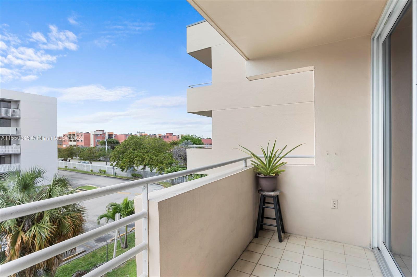 8050 NW 8th St 1305, Miami, Florida 33126, 1 Bedroom Bedrooms, ,1 BathroomBathrooms,Residential,For Sale,8050 NW 8th St 1305,A11550848