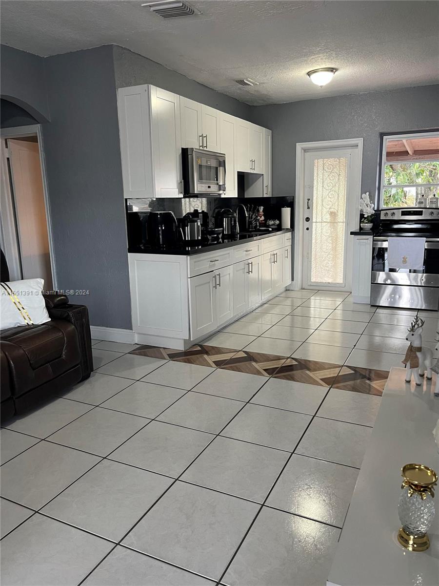 466 19th St, Hialeah, FL, 33013 United States, 2 Bedrooms Bedrooms, ,2 BathroomsBathrooms,Residential,For Sale,19th St,A11551391